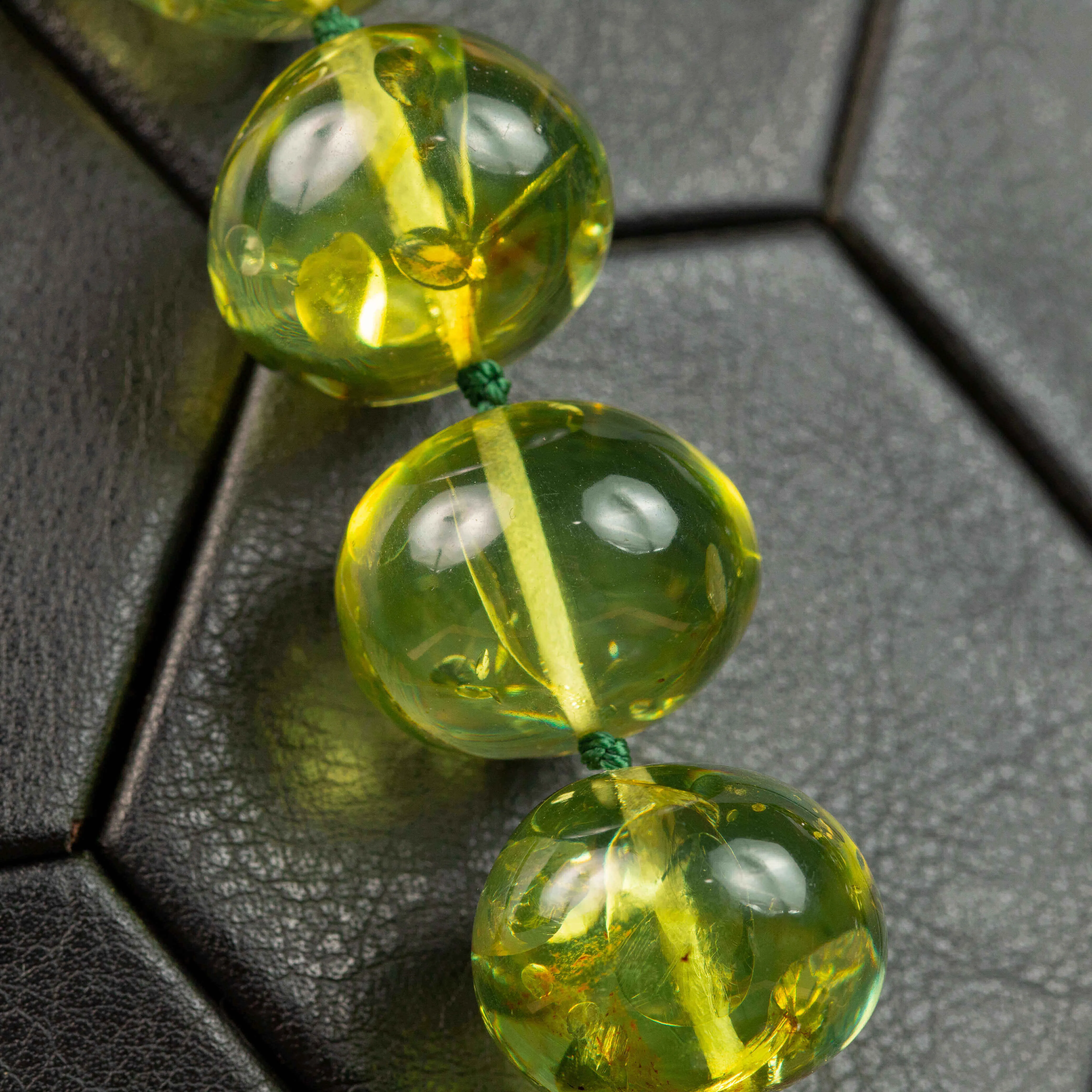 Collana di Ambra Verde Baltica: Un Gioiello Raro di Eleganza Millenaria.