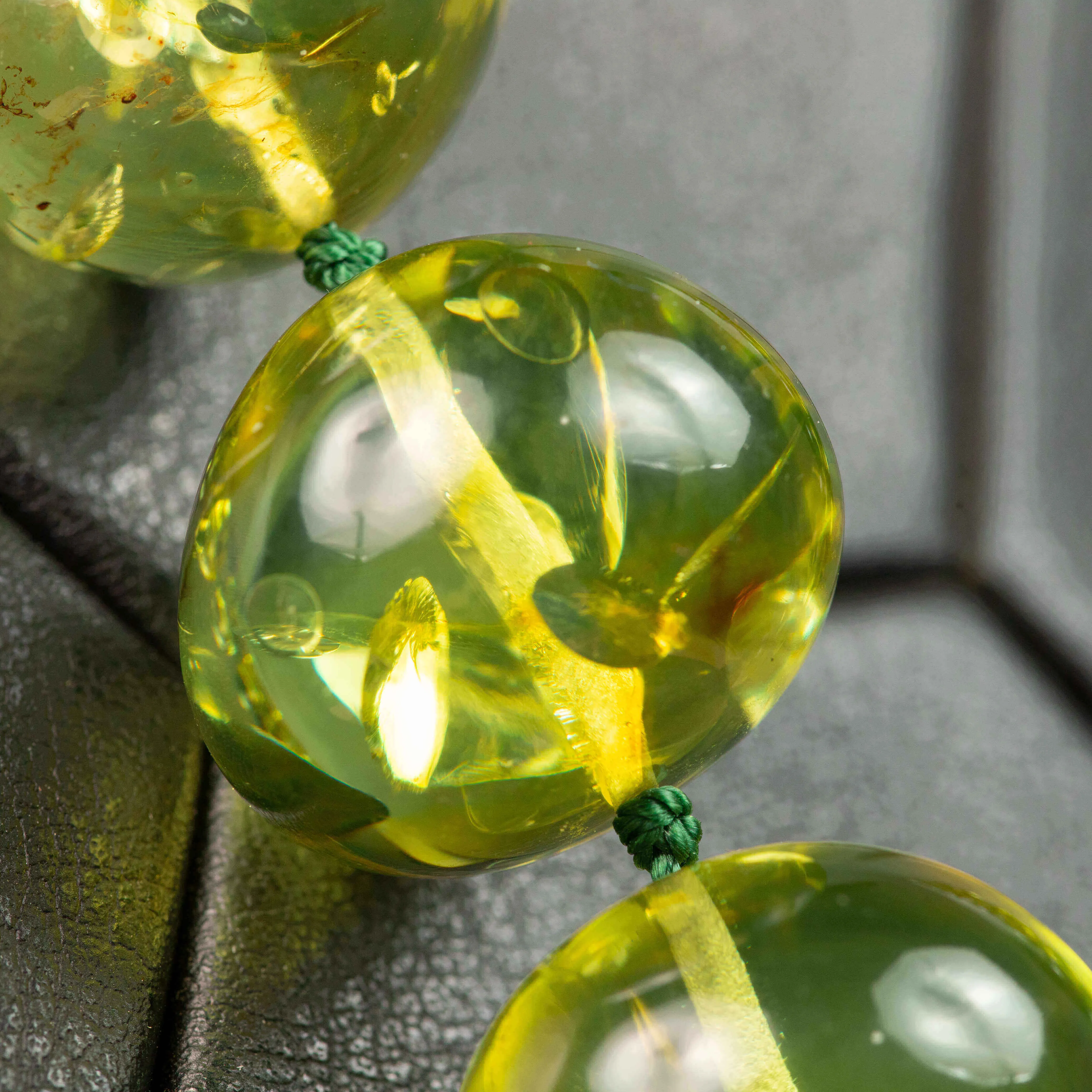 Collana di Ambra Verde Baltica: Un Gioiello Raro di Eleganza Millenaria.