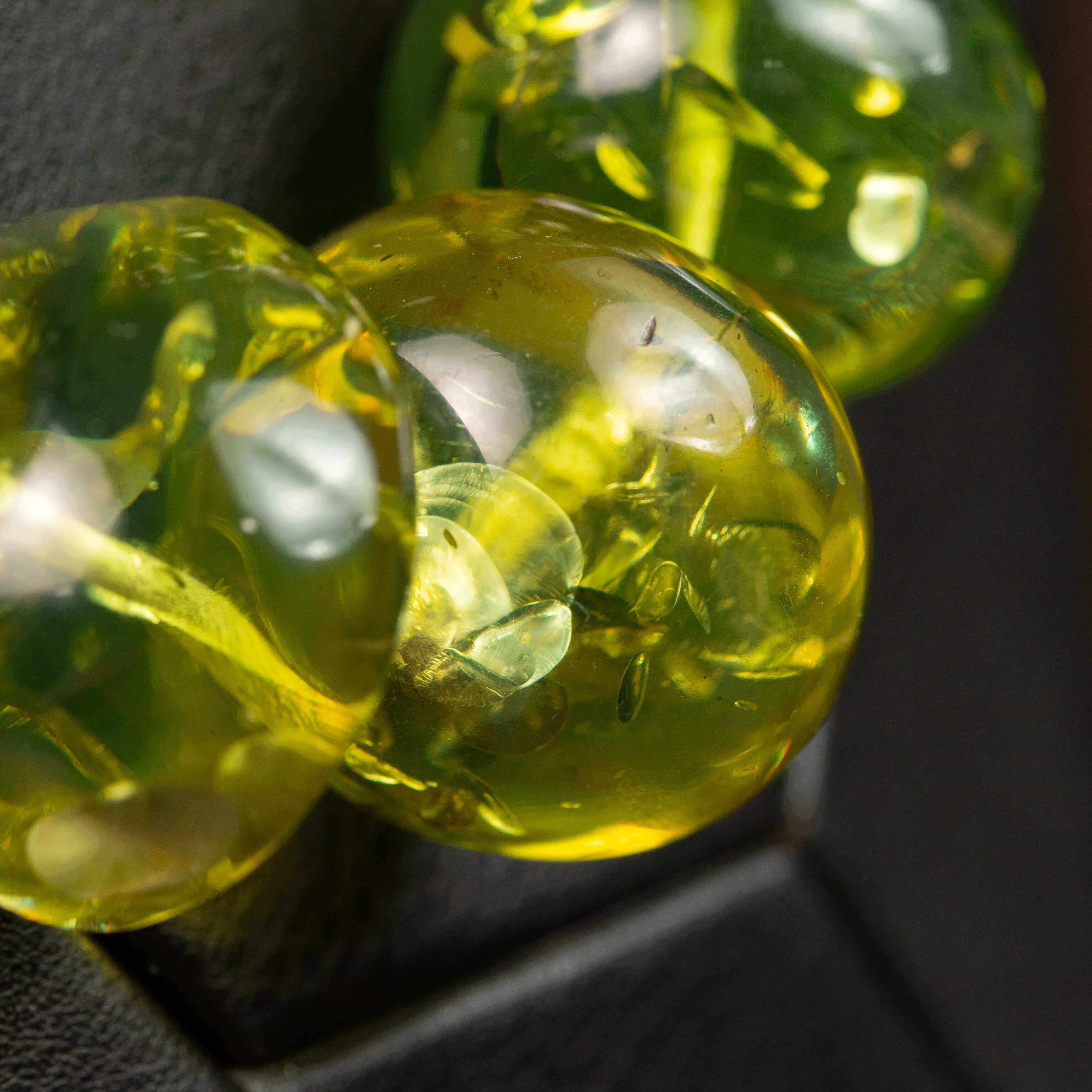 Collana di Ambra Verde Baltica: Un Gioiello Raro di Eleganza Millenaria.