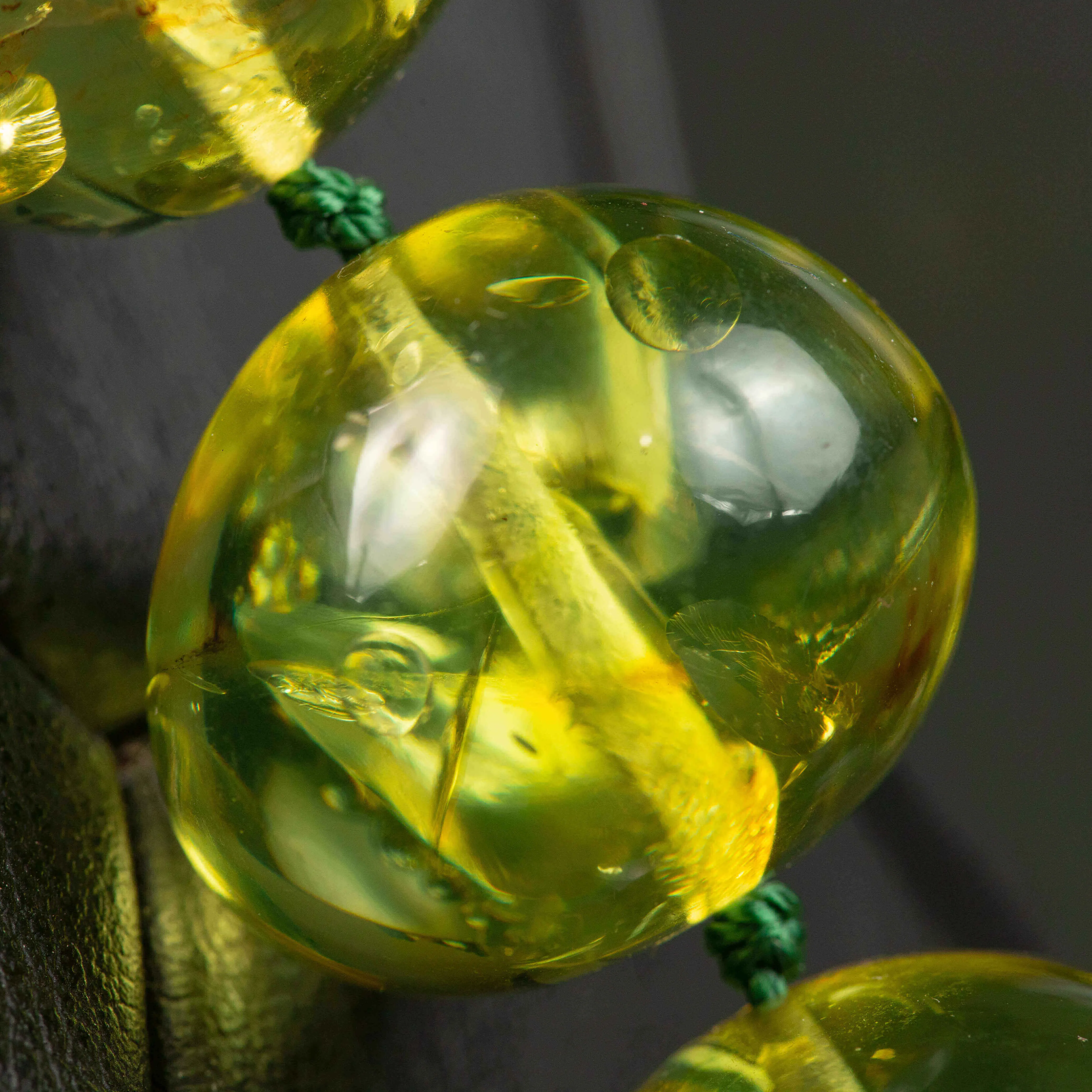 Collana di Ambra Verde Baltica: Un Gioiello Raro di Eleganza Millenaria.