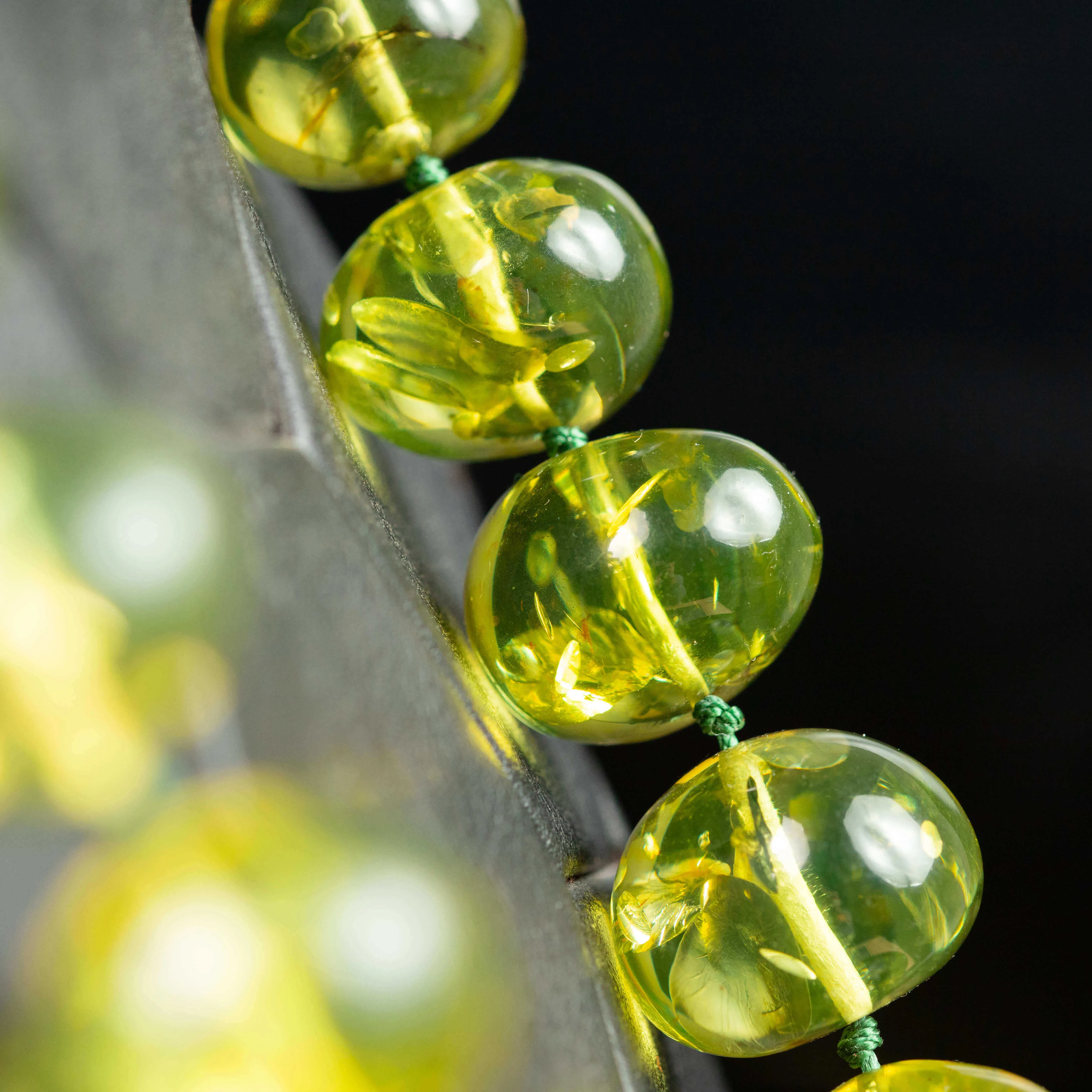 Collana di Ambra Verde Baltica: Un Gioiello Raro di Eleganza Millenaria.