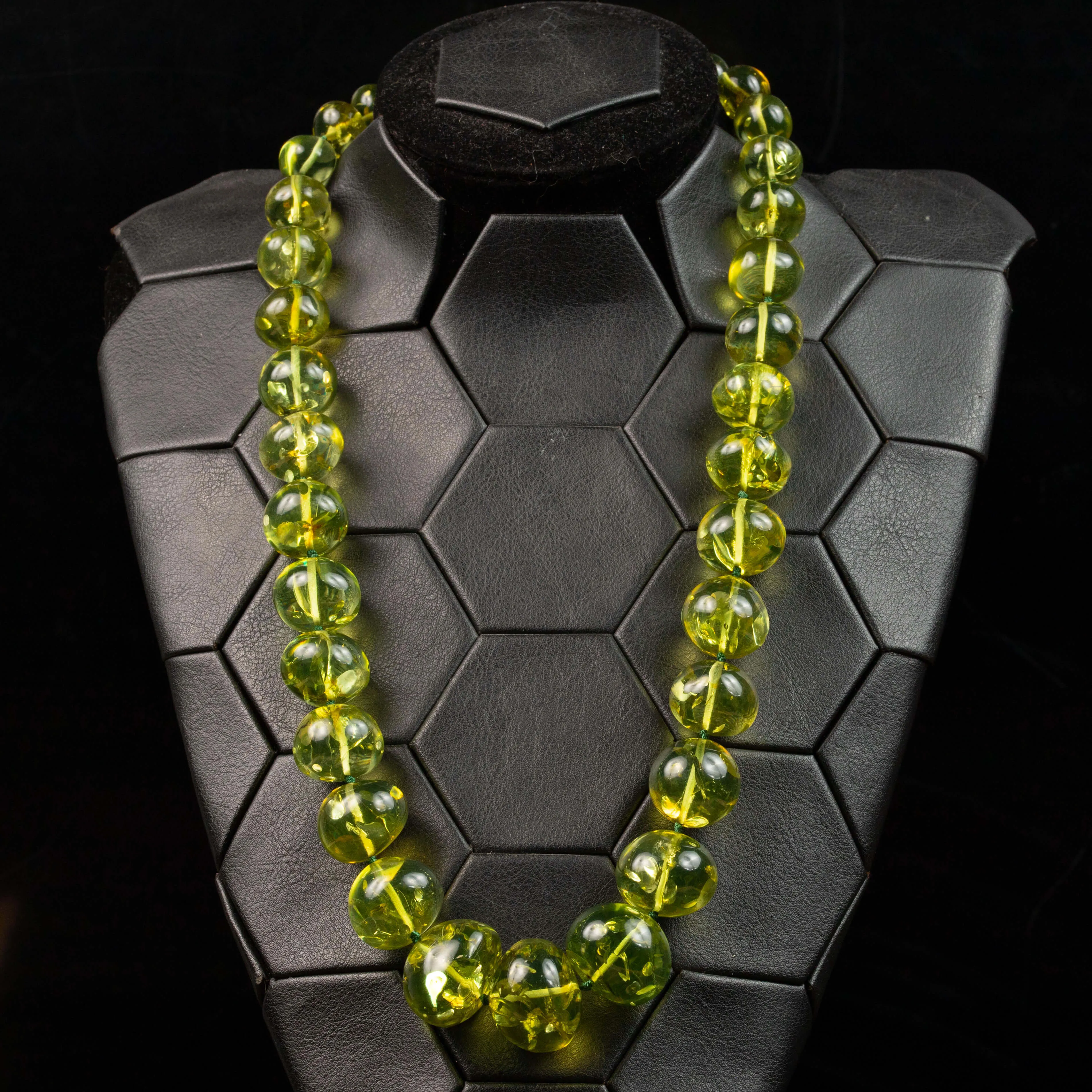 Collana di Ambra Verde Baltica: Un Gioiello Raro di Eleganza Millenaria.