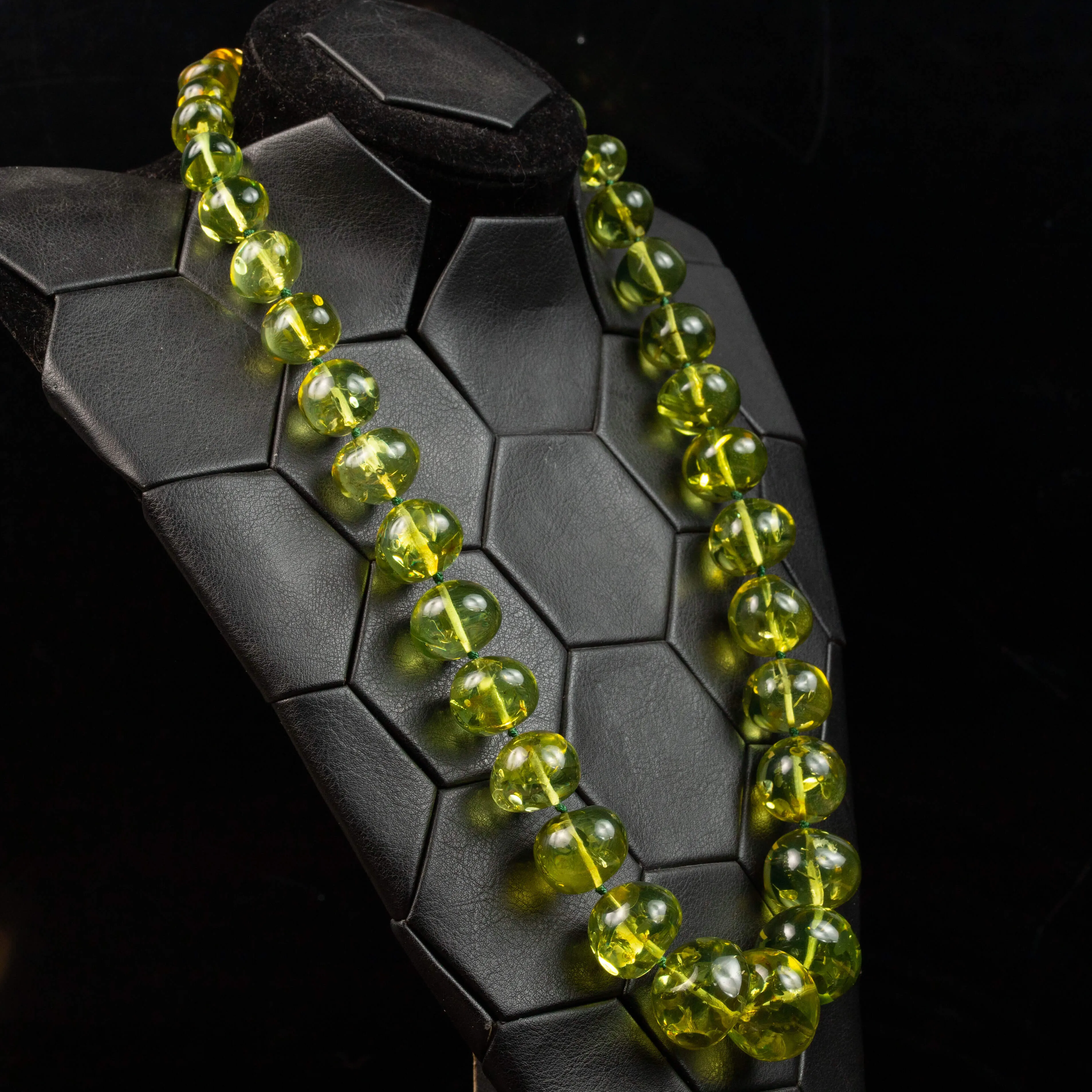 Collana di Ambra Verde Baltica: Un Gioiello Raro di Eleganza Millenaria.
