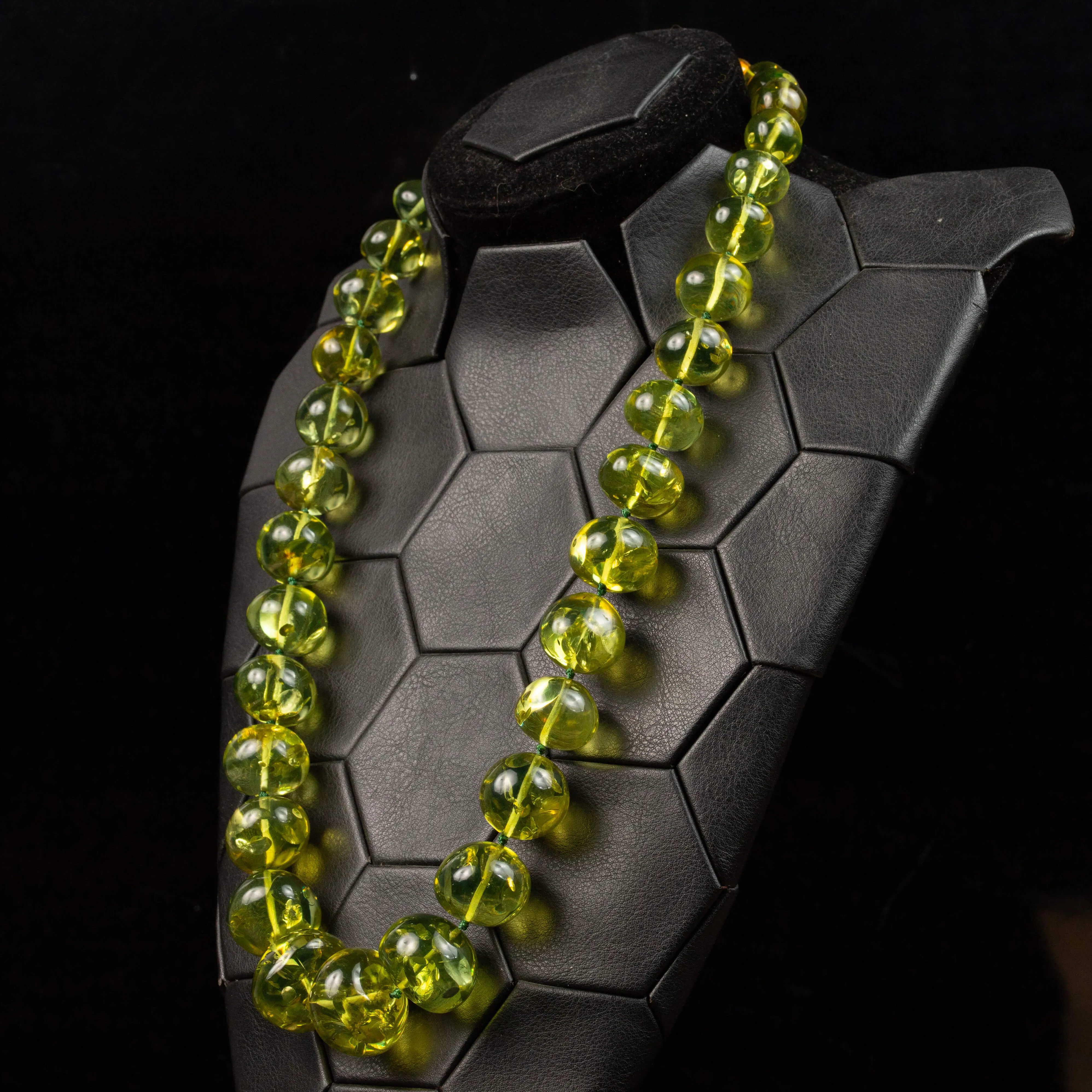 Collana di Ambra Verde Baltica: Un Gioiello Raro di Eleganza Millenaria.