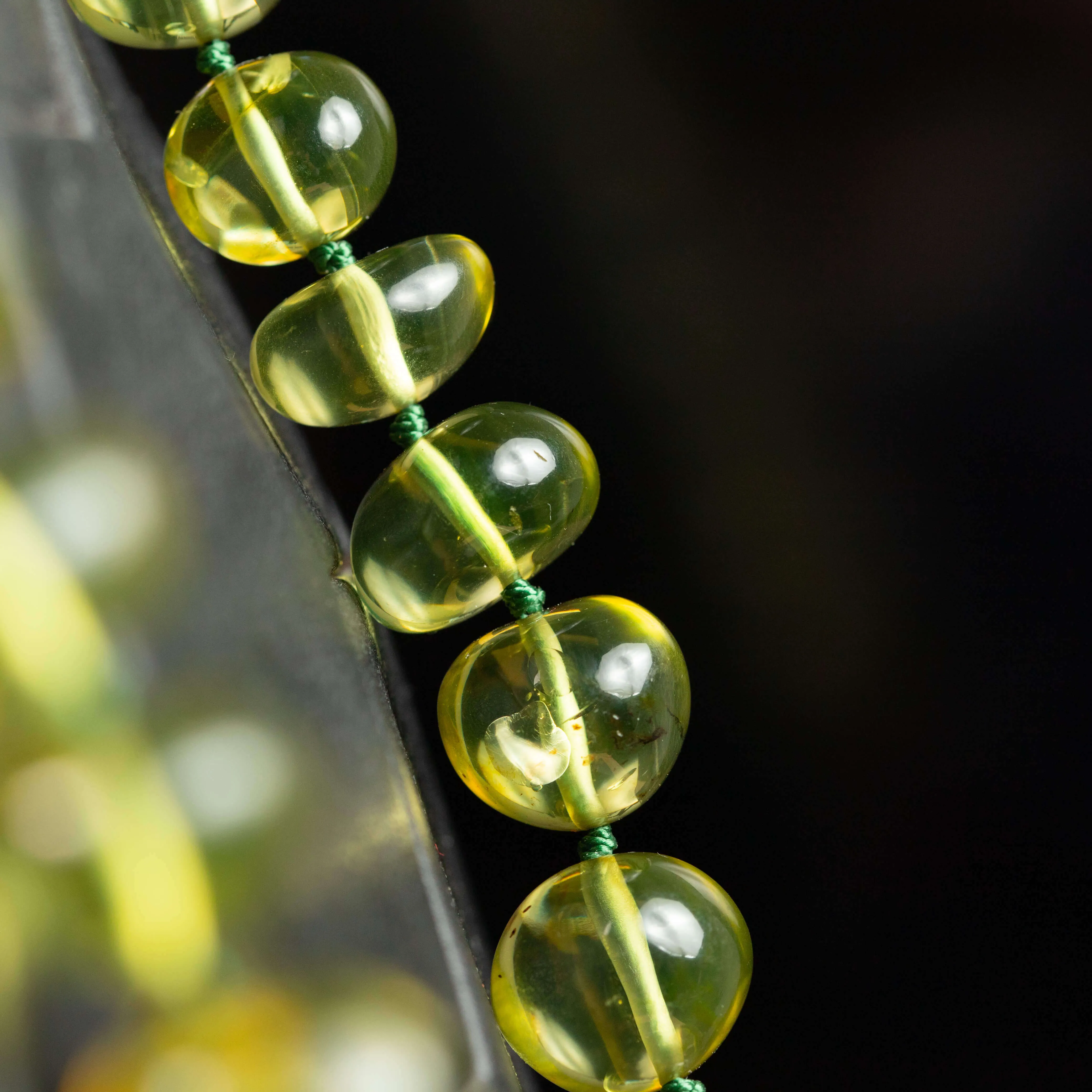 Collana di Ambra Verde: Tesoro di Incomparabile Raffinatezza.