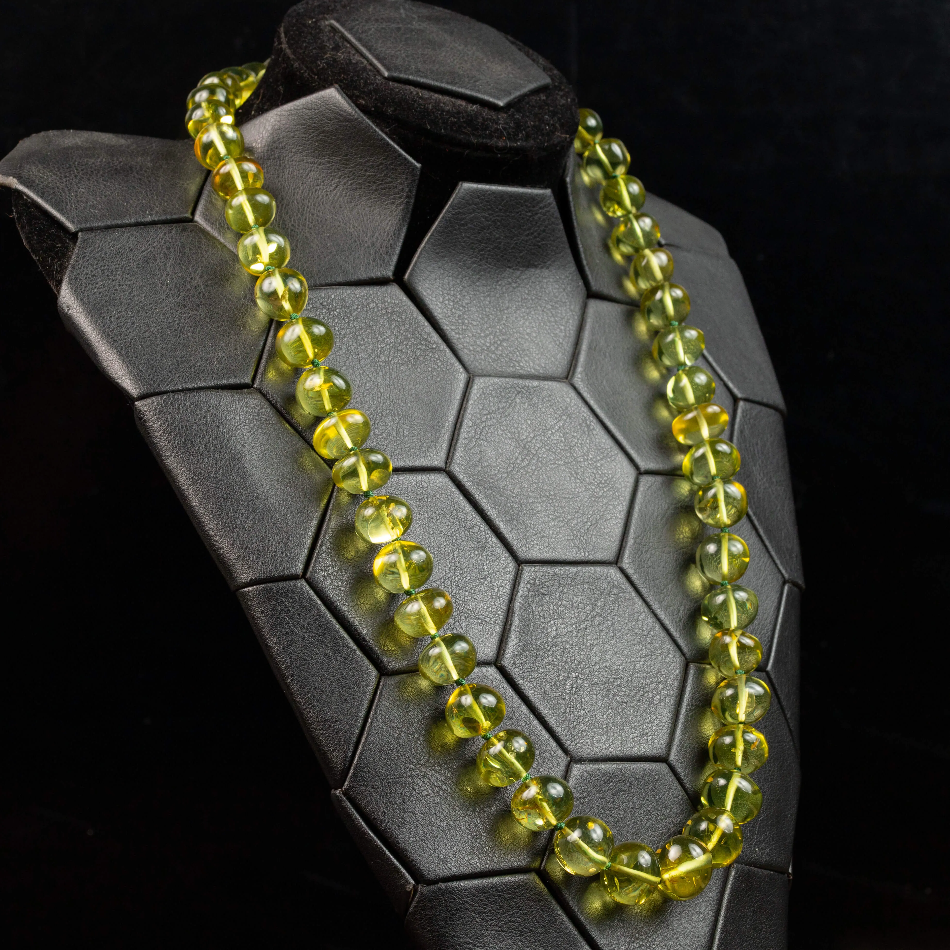 Collana di Ambra Verde: Tesoro di Incomparabile Raffinatezza.