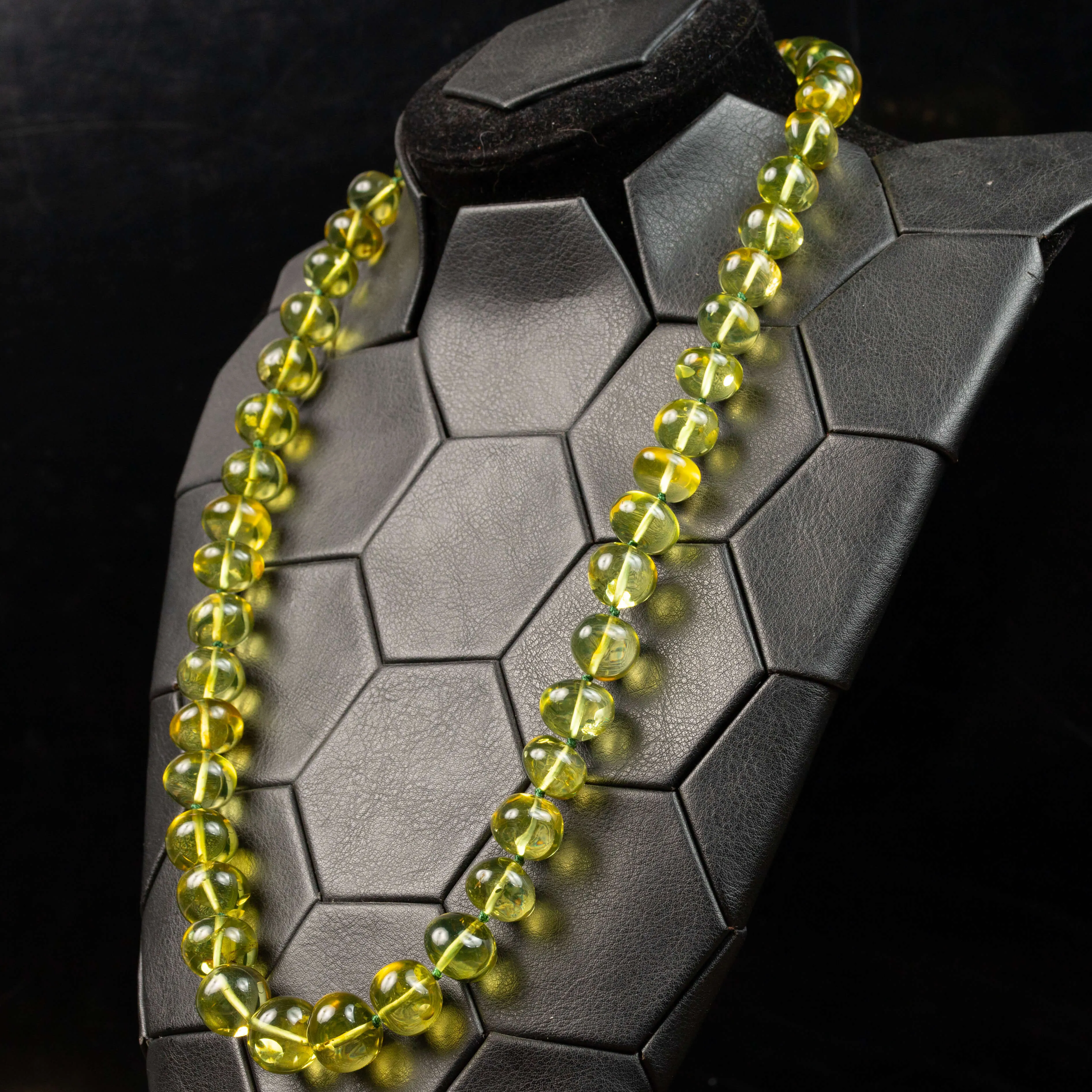 Collana di Ambra Verde: Tesoro di Incomparabile Raffinatezza.