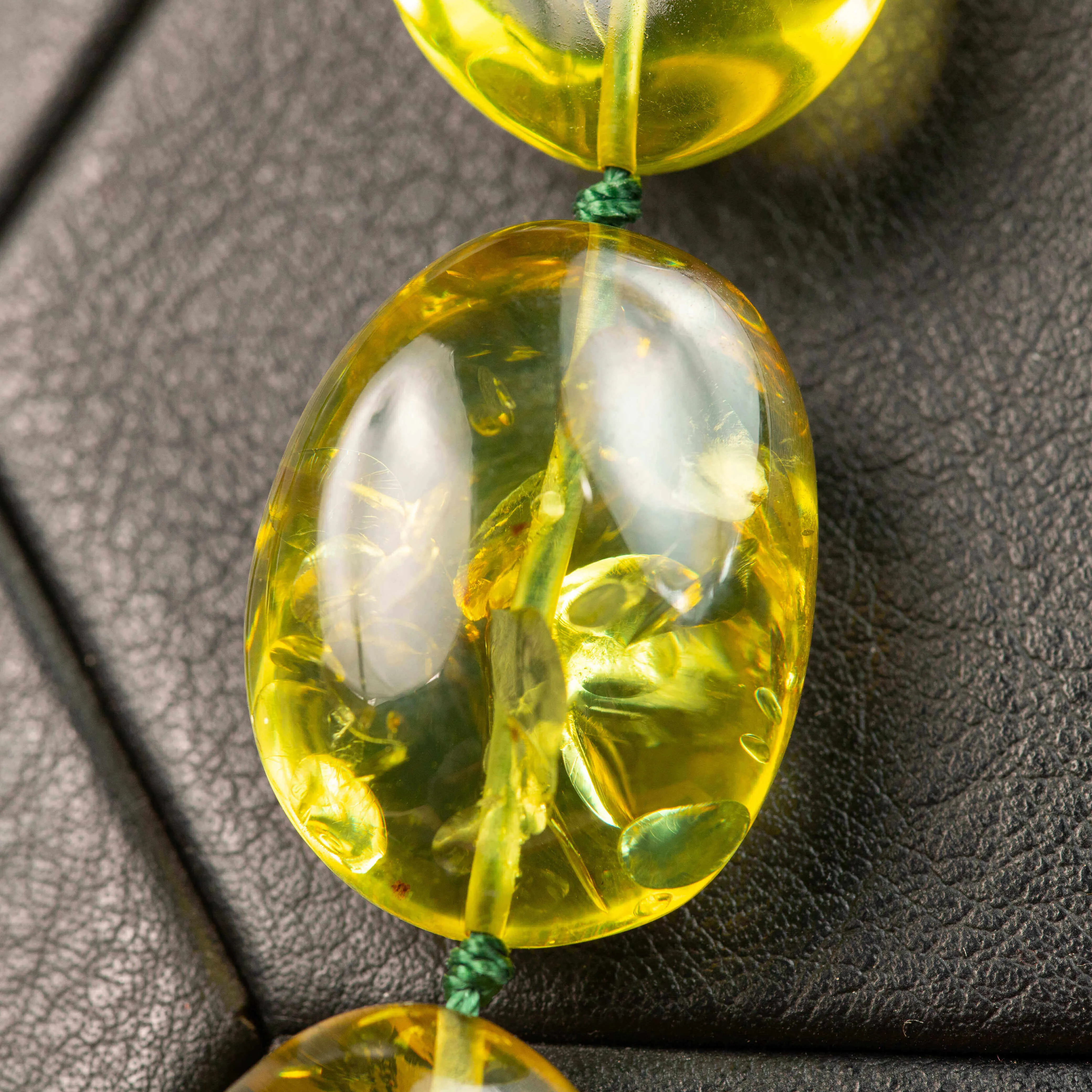 Collana di Ambra Verde Rara: Un Capolavoro di Eleganza Naturale.