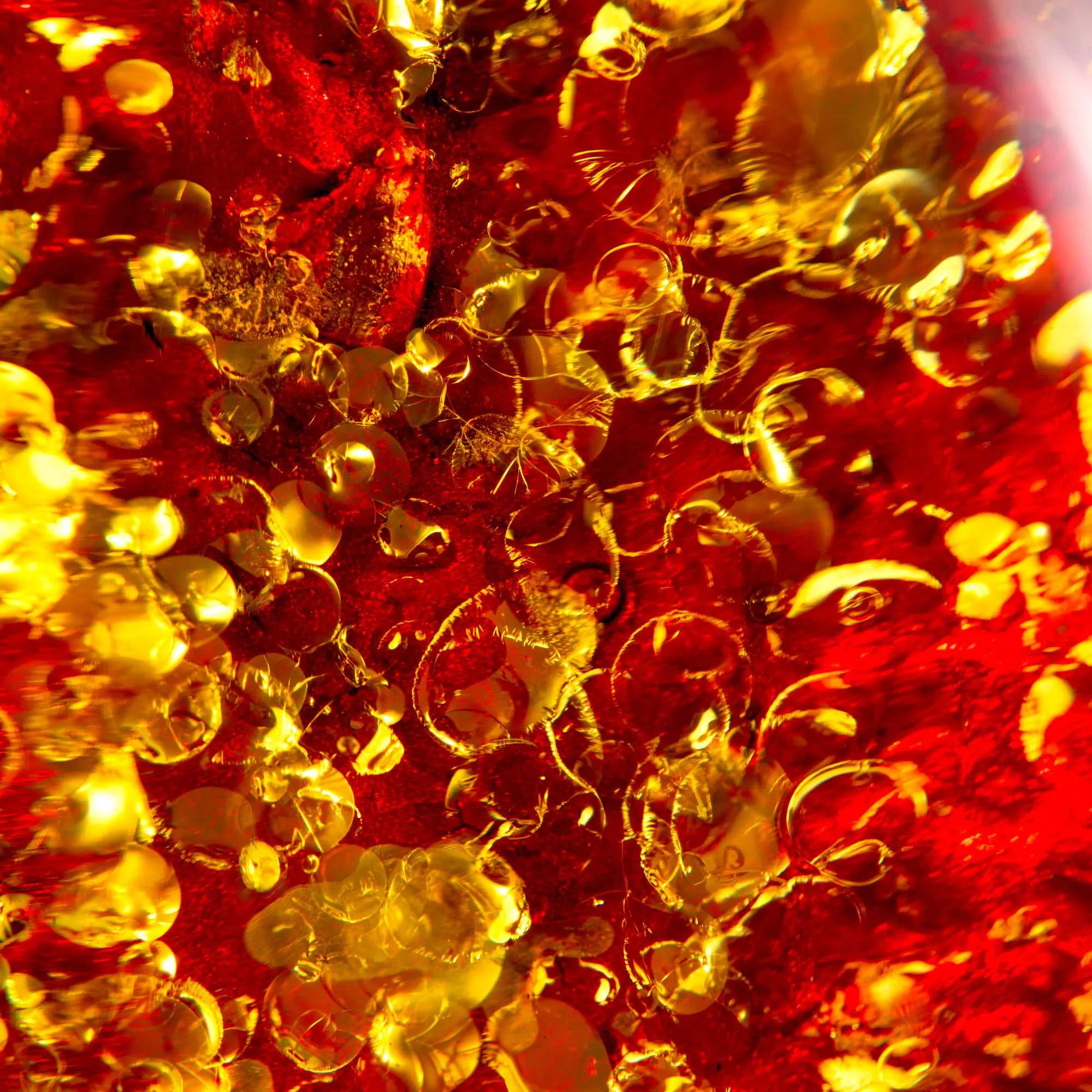 Ciondolo in ambra rosso cognac: gemma con inclusioni dorate, eleganza senza tempo.
