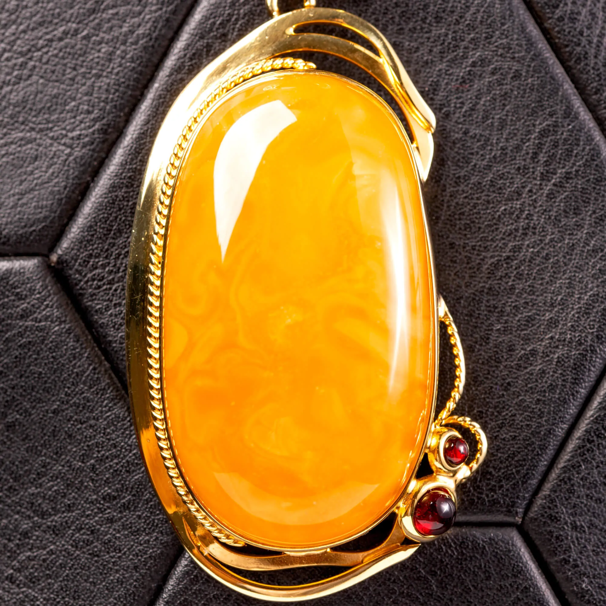 Ciondolo in ambra: gemme color miele e cognac in perfetta armonia.