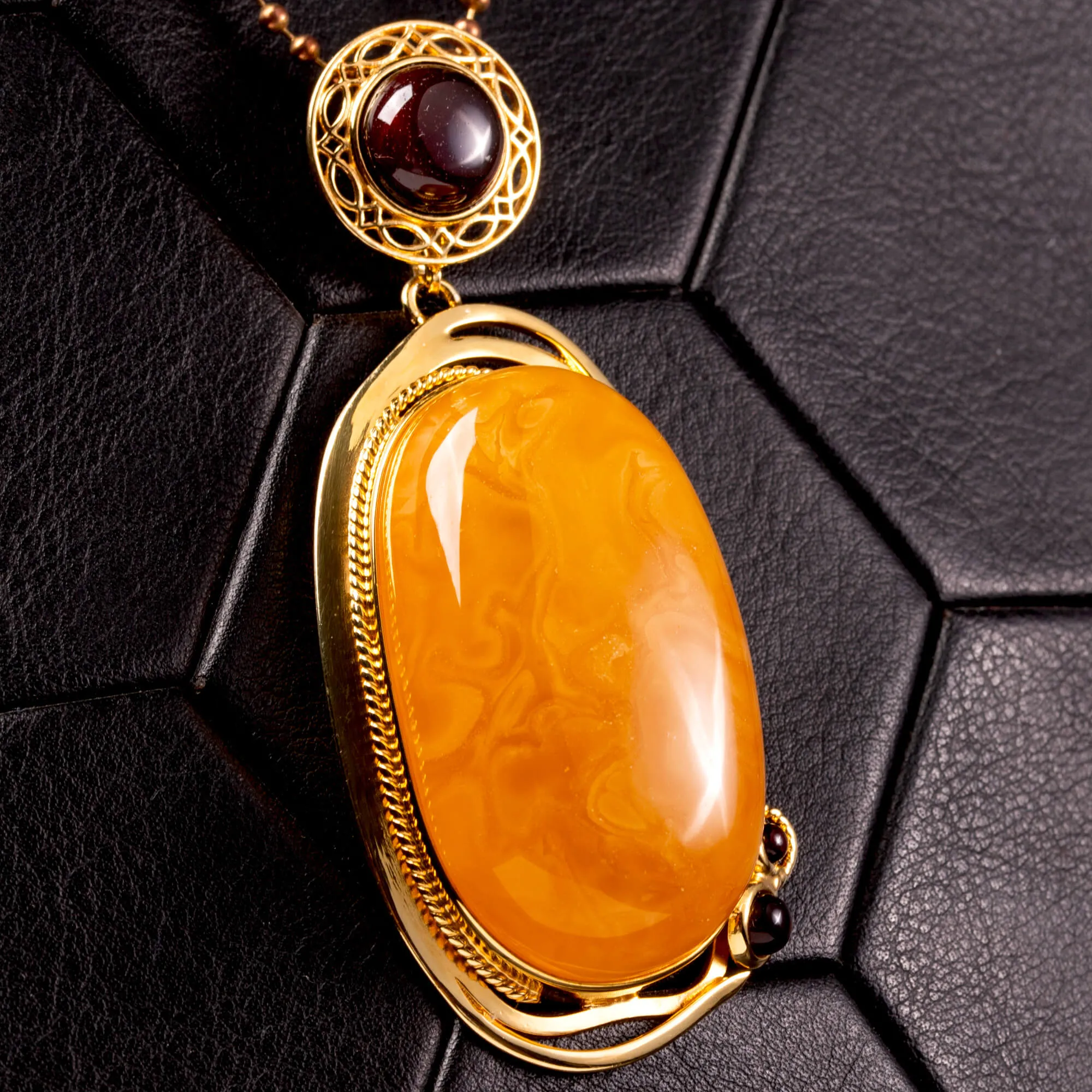 Ciondolo in ambra: gemme color miele e cognac in perfetta armonia.