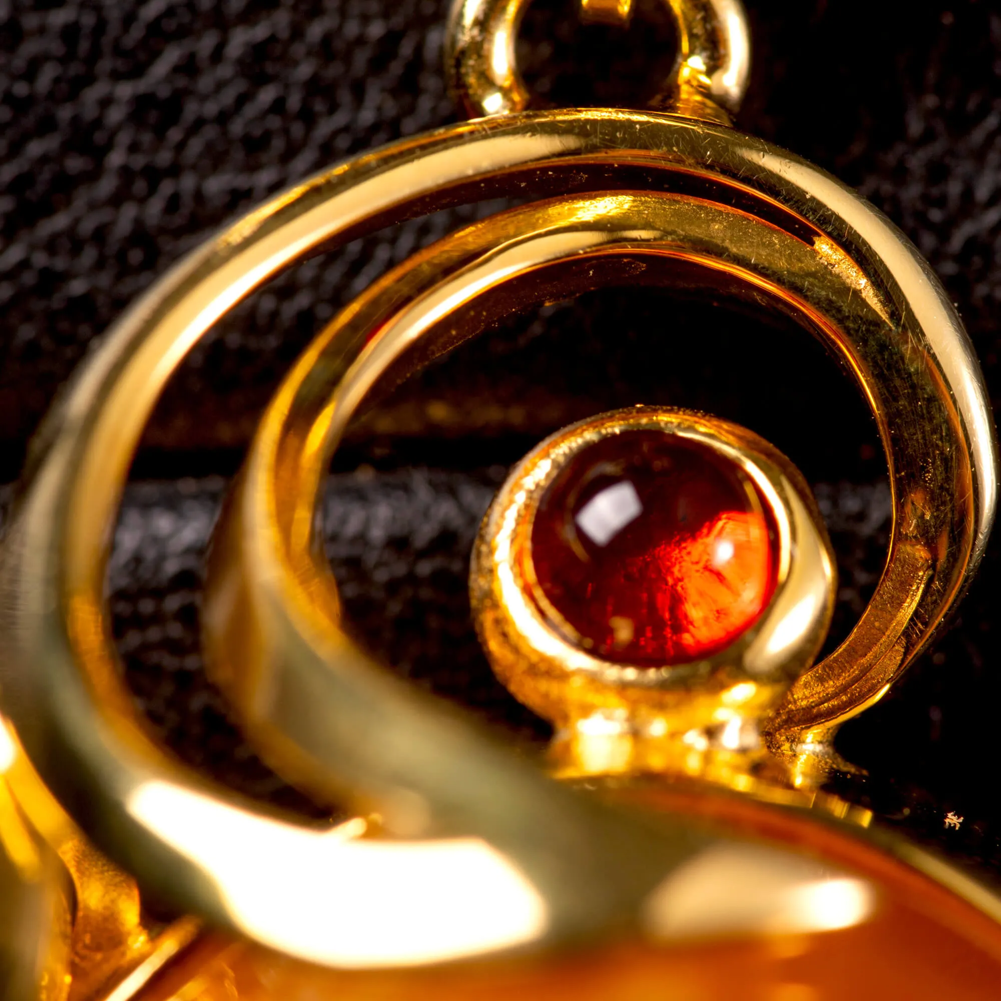 Ciondolo in ambra color miele e cognac: armonia di energia e luce dorata
