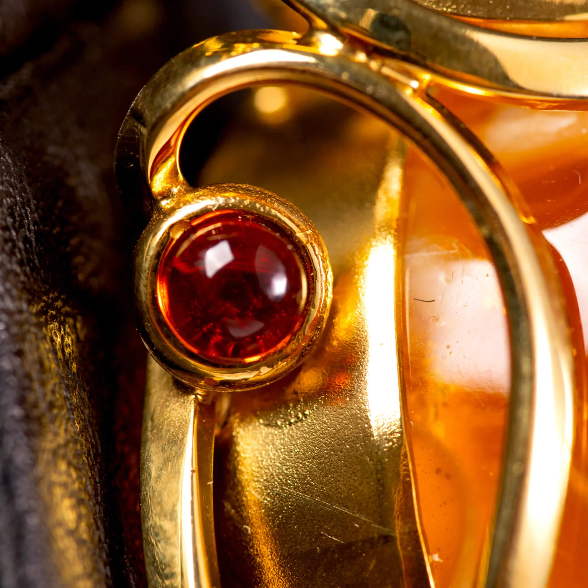 Ciondolo in ambra color miele e cognac: armonia di energia e luce dorata