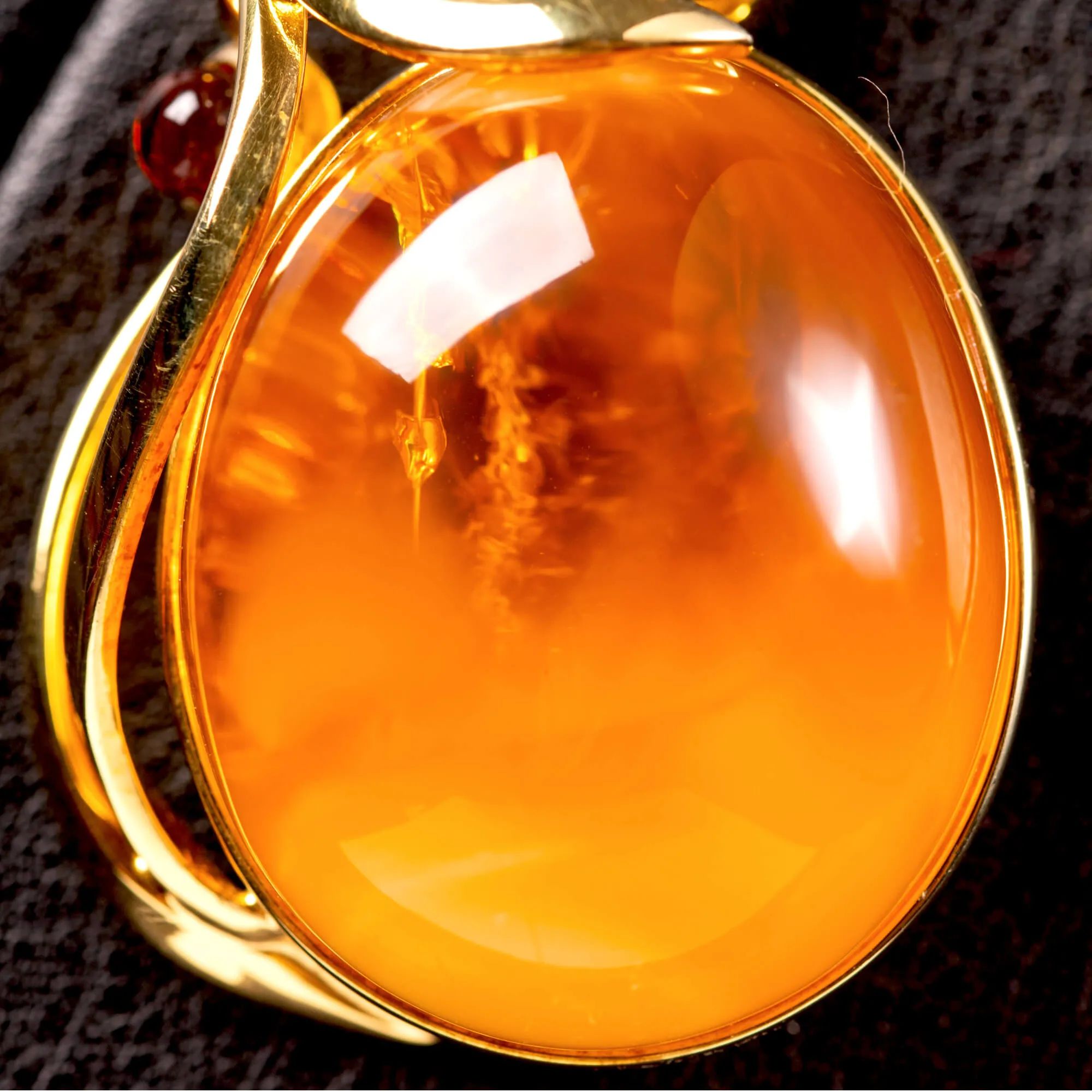 Ciondolo in ambra color miele e cognac: armonia di energia e luce dorata