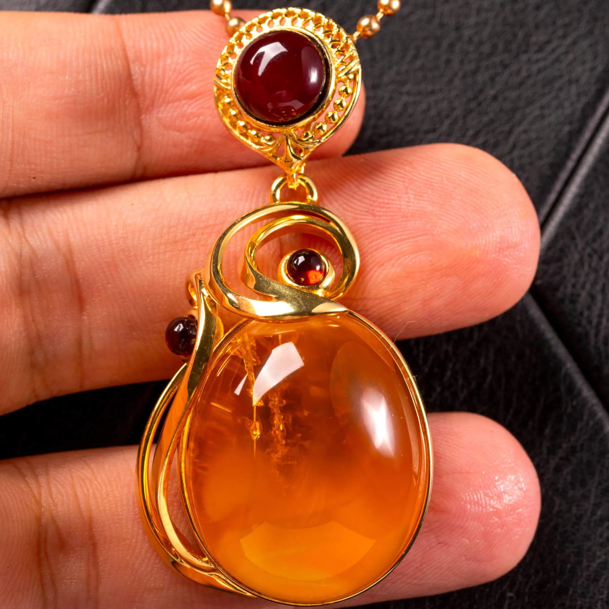 Ciondolo in ambra color miele e cognac: armonia di energia e luce dorata