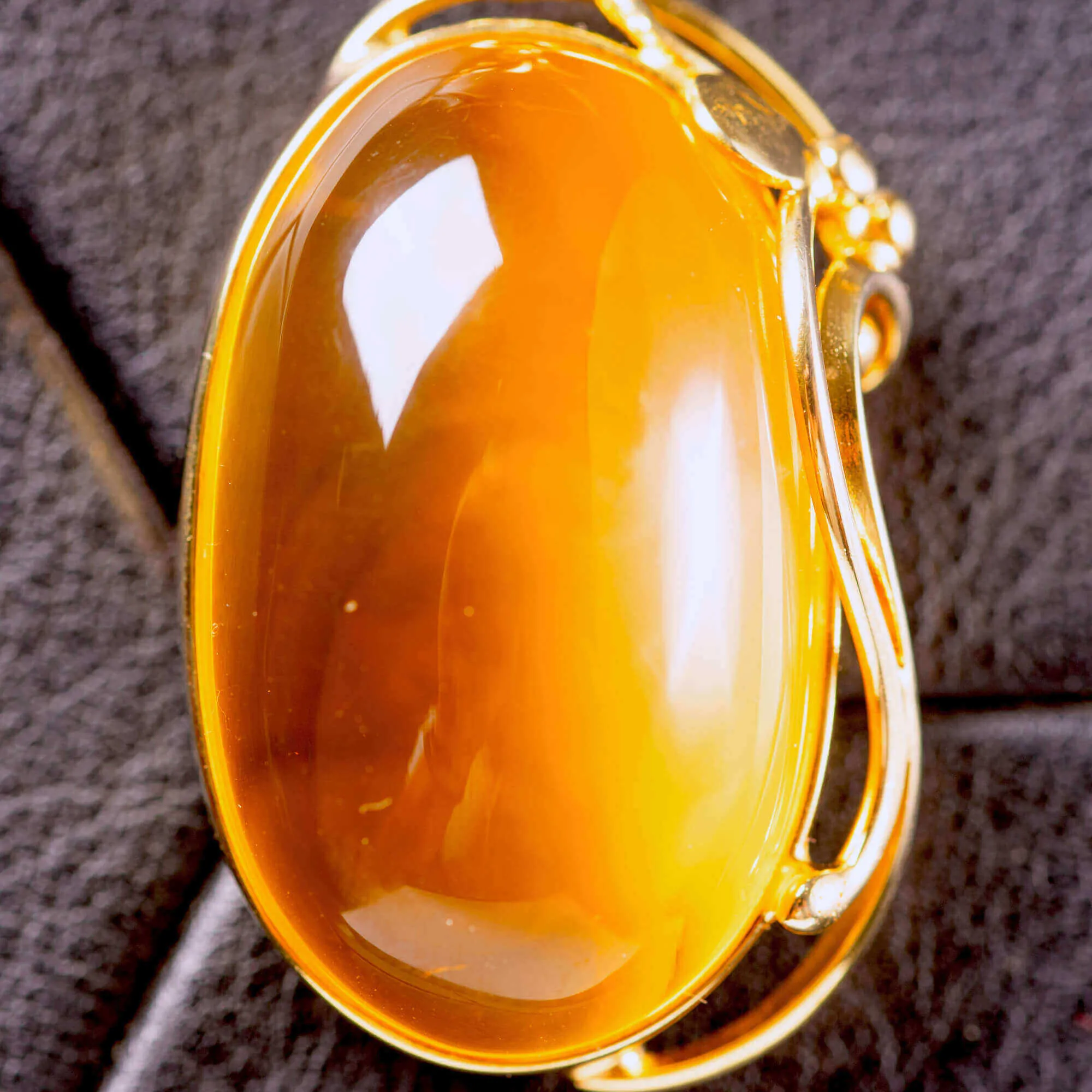Ciondolo in ambra baltica color miele: pietra naturale incastonata in argento dorato.