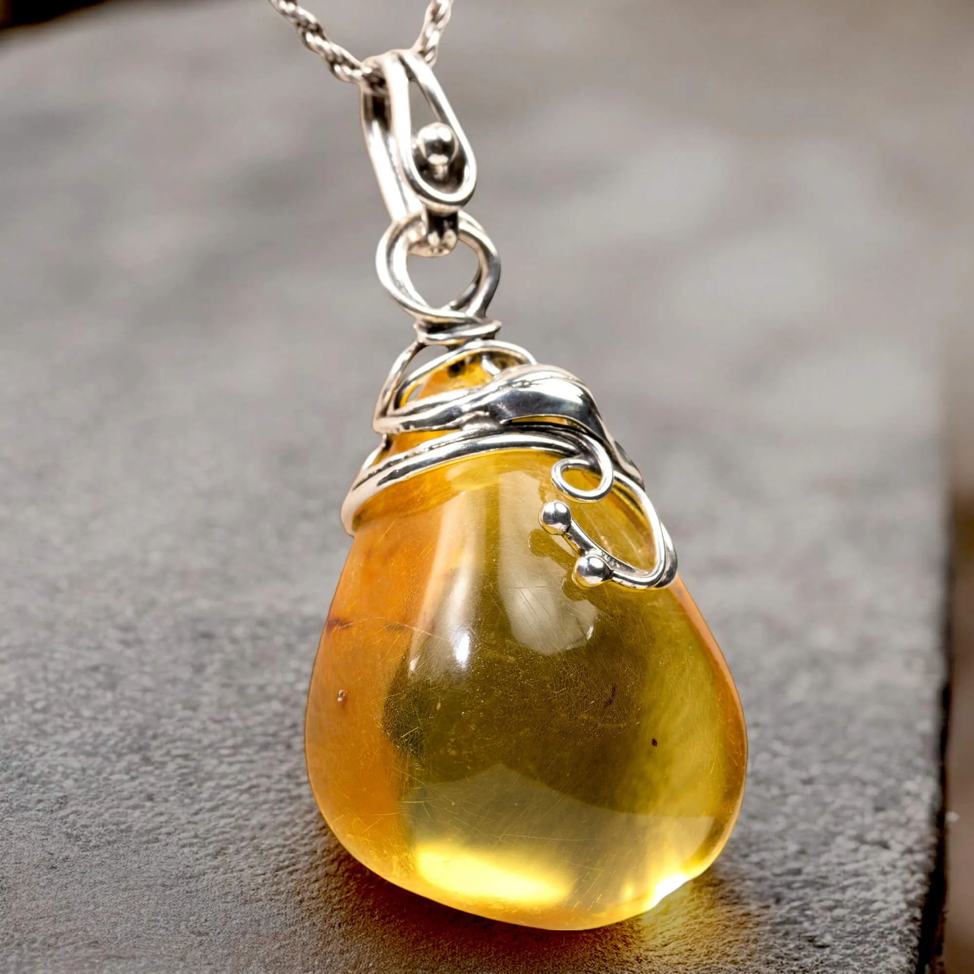 Pendente in argento con ambra fossile baltica: eleganza e storia naturale.