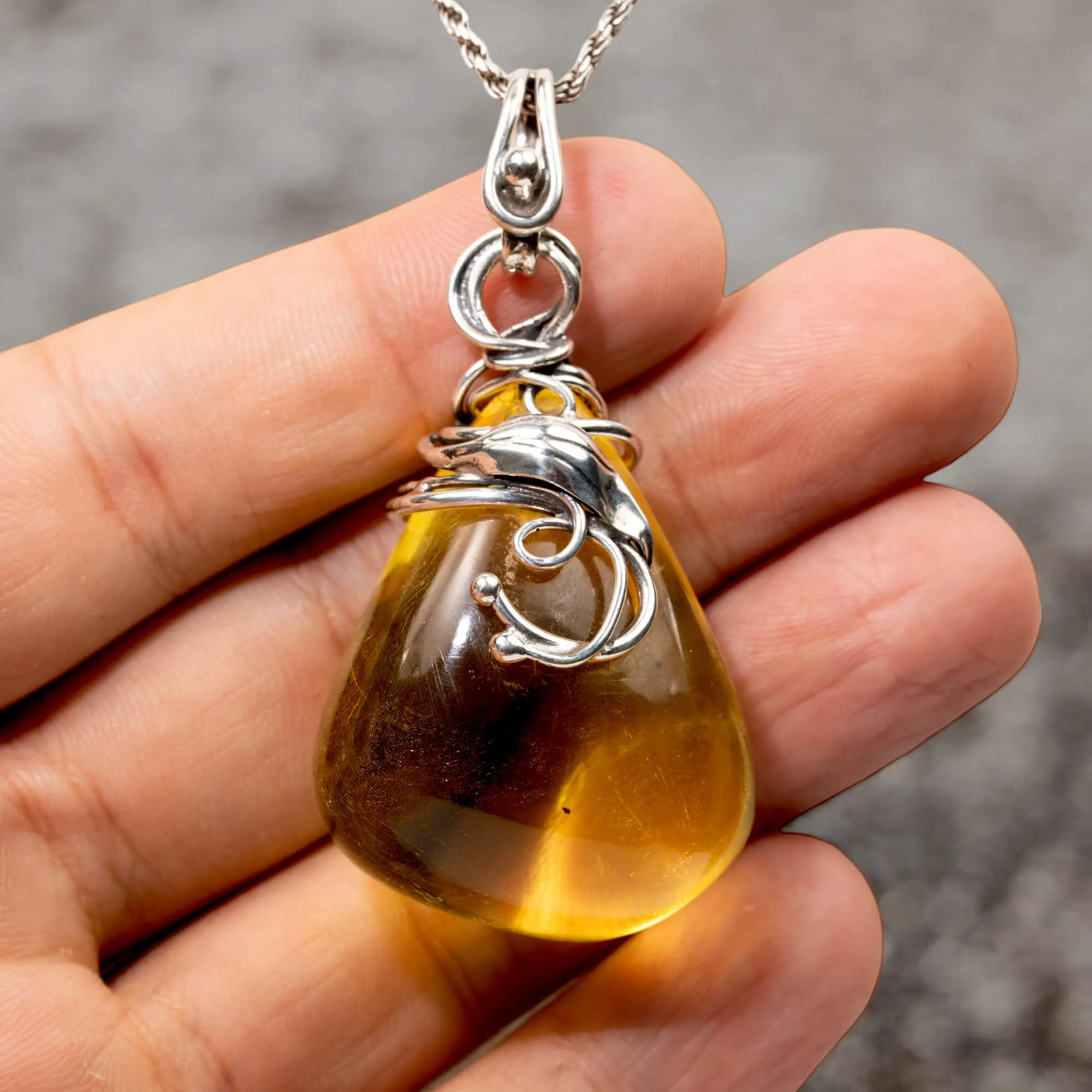 Pendente in argento con ambra fossile baltica: eleganza e storia naturale.