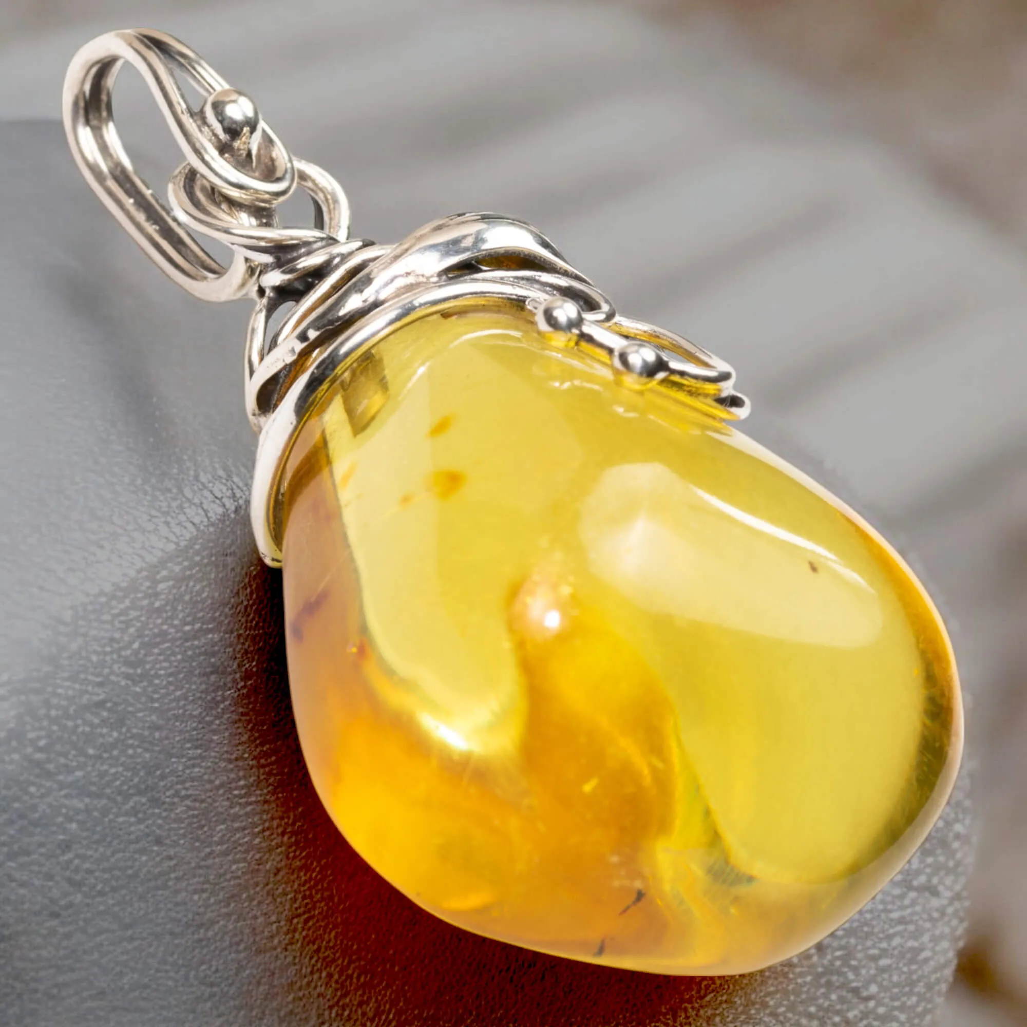 Pendente in argento con ambra fossile baltica: eleganza e storia naturale.