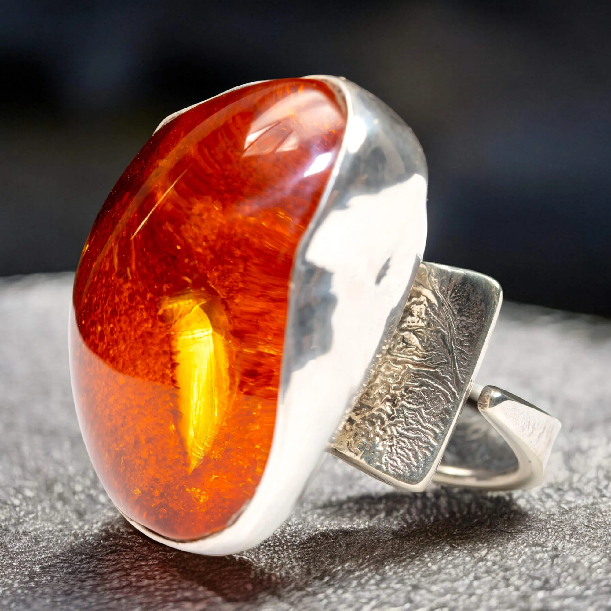 Anello in argento con ambra rossa e arancione: forza e protezione energetica.