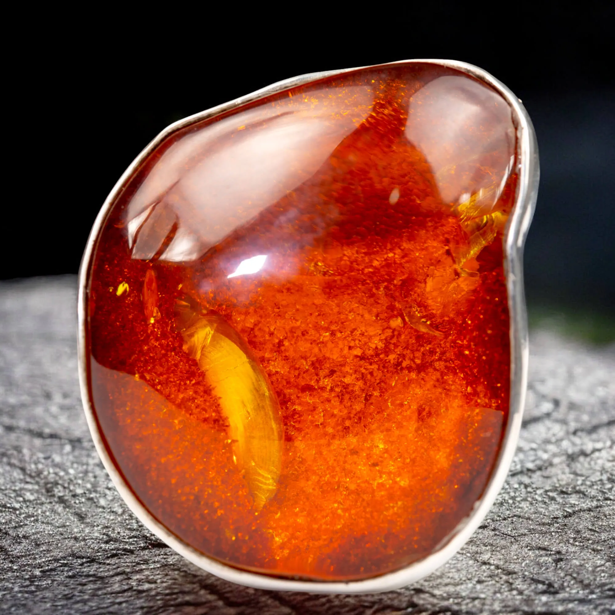 Anello in argento con ambra rossa e arancione: forza e protezione energetica.