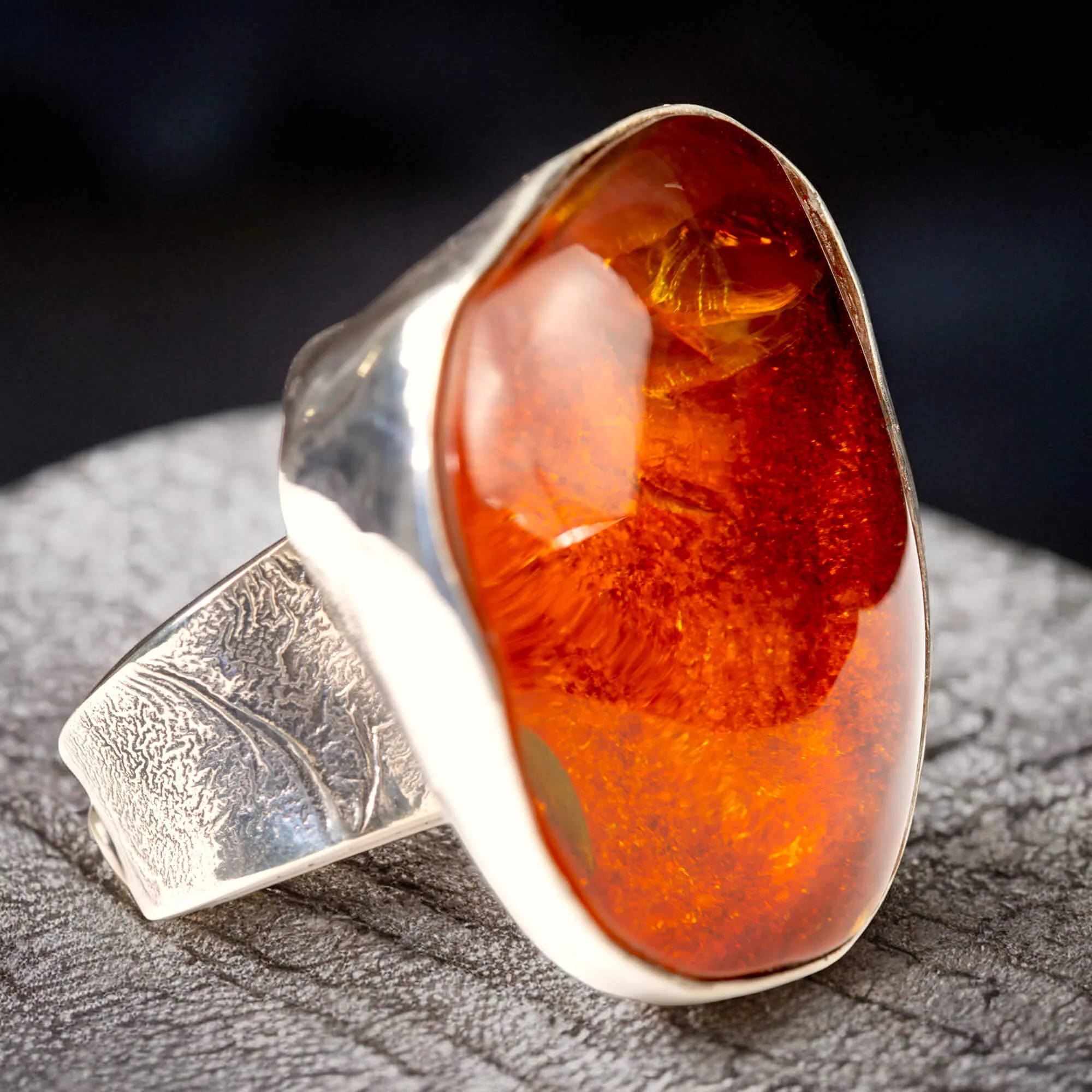 Anello in argento con ambra rossa e arancione: forza e protezione energetica.