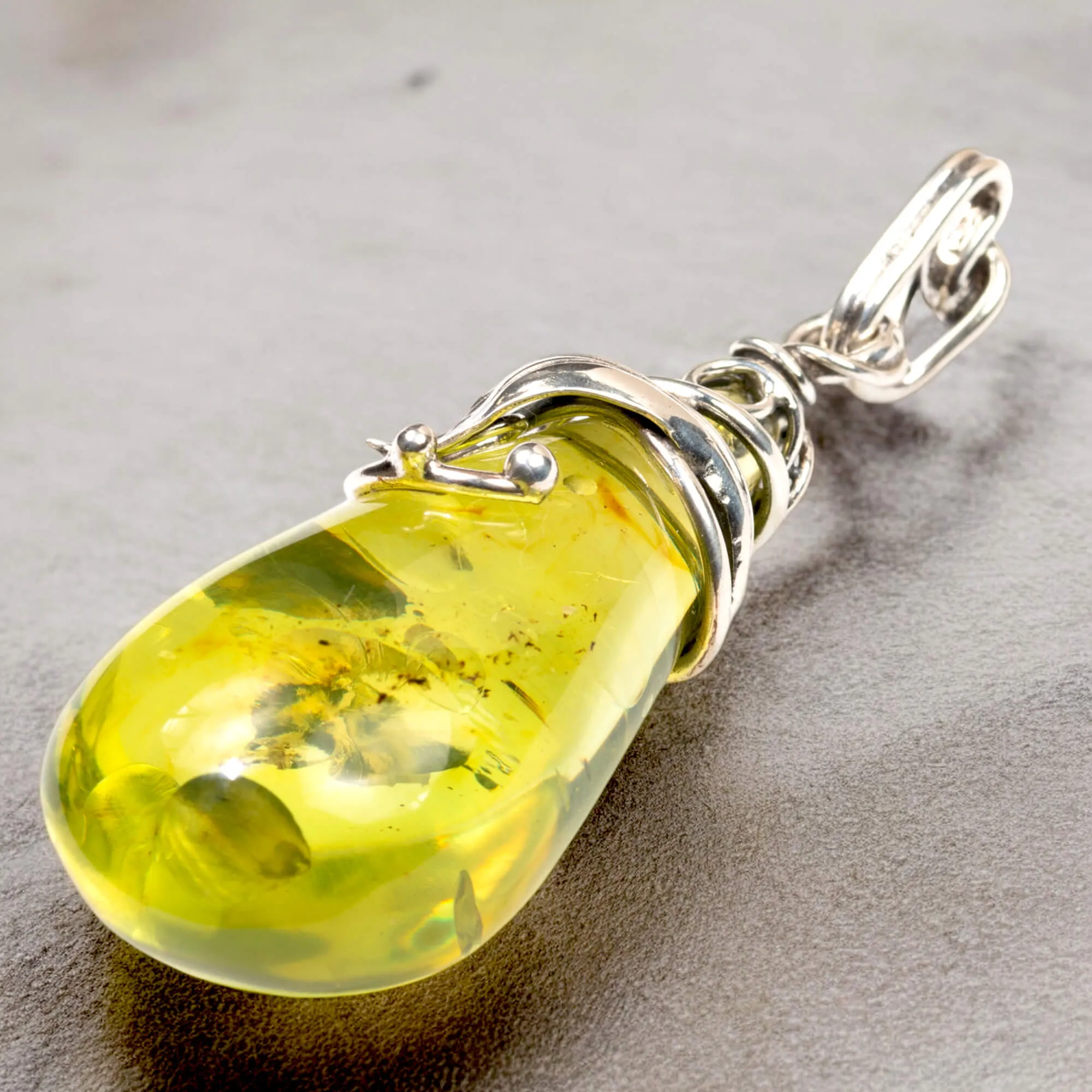 Ciondolo in argento con ambra verde: eleganza e armonia naturale.
