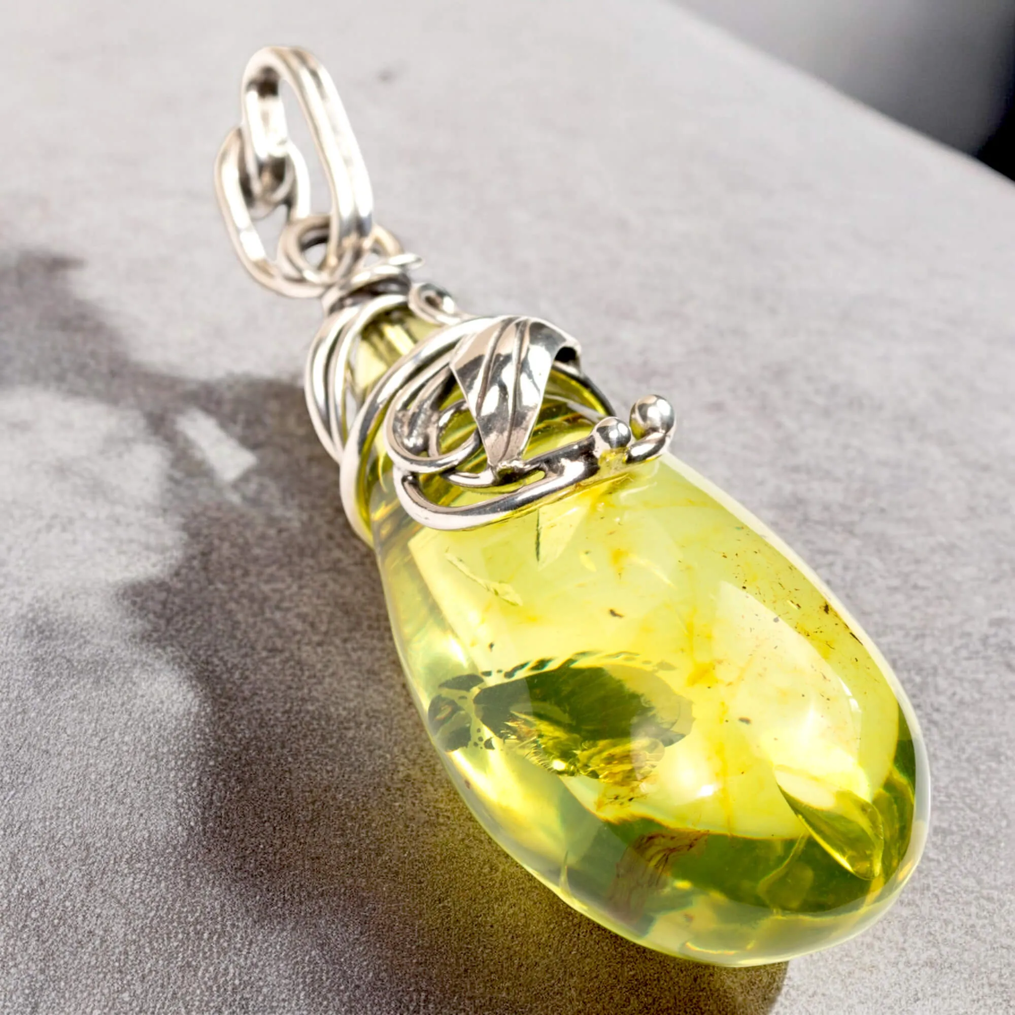 Ciondolo in argento con ambra verde: eleganza e armonia naturale.