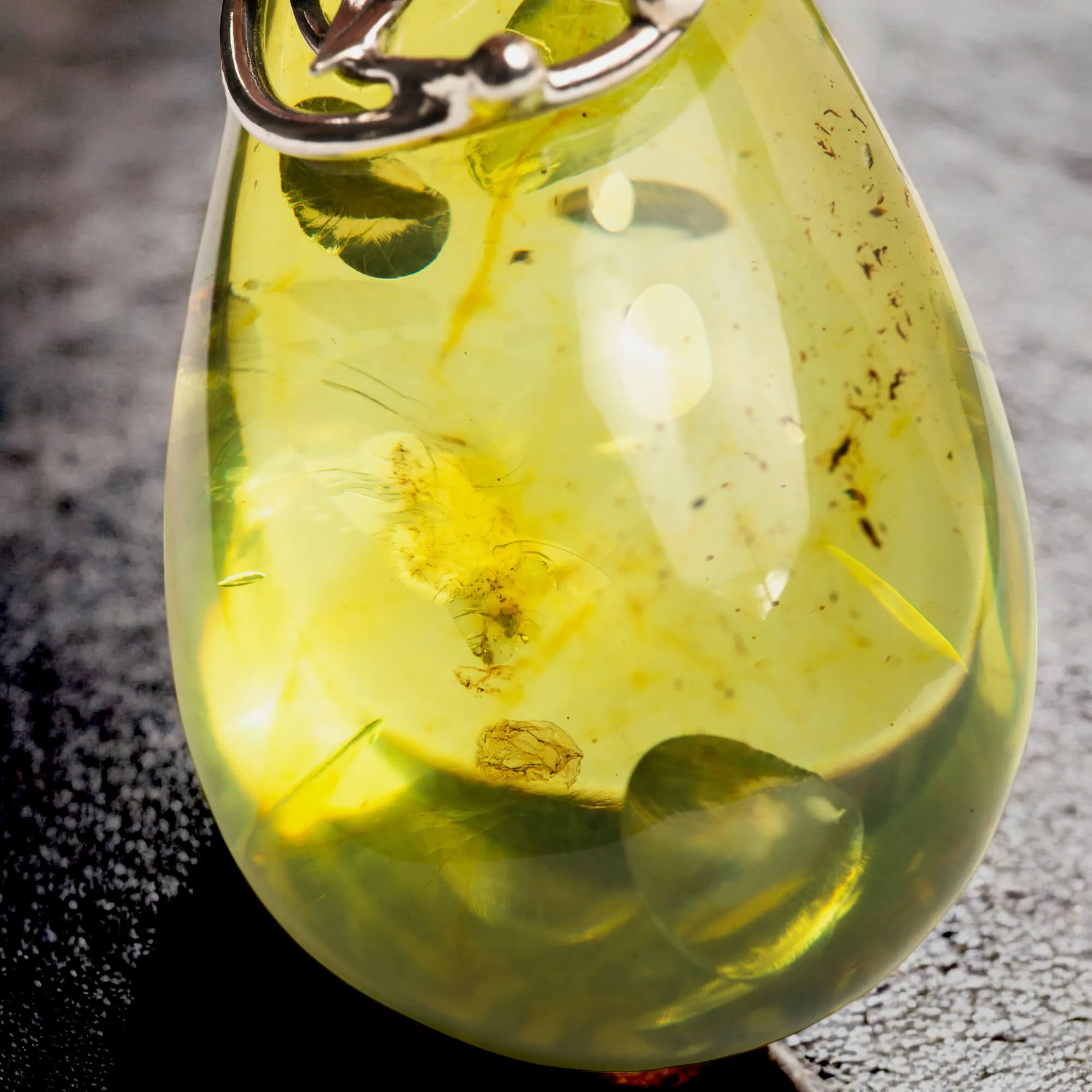 Ciondolo in argento con ambra verde: eleganza e armonia naturale.