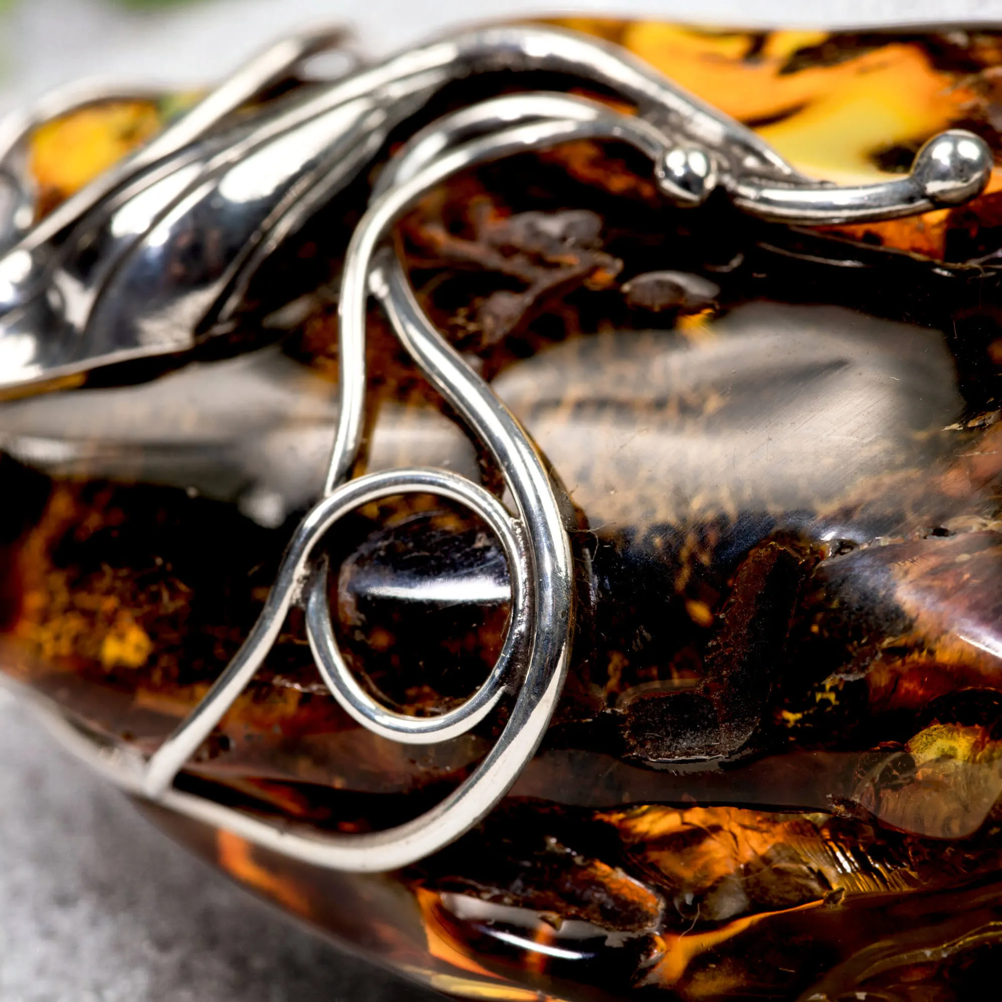 Ciondolo in argento con ambra grezza color cognac: connessione con la natura e protezione spirituale.