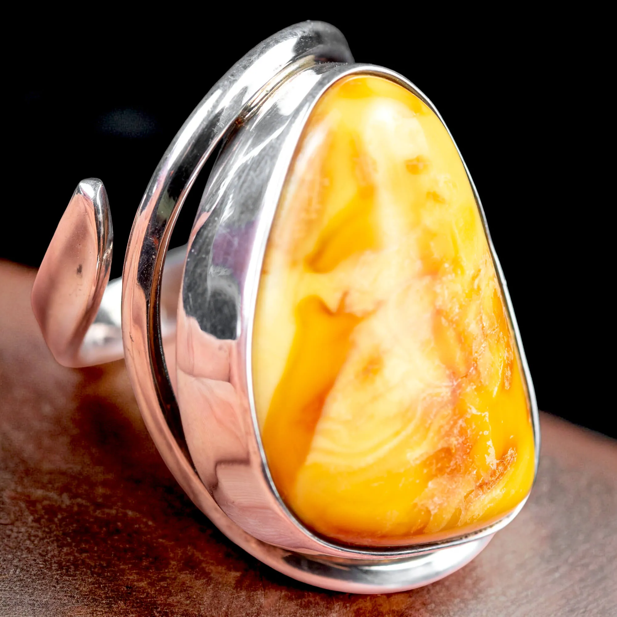 Anello in Argento con Ambra Baltica Color Miele Caramello.