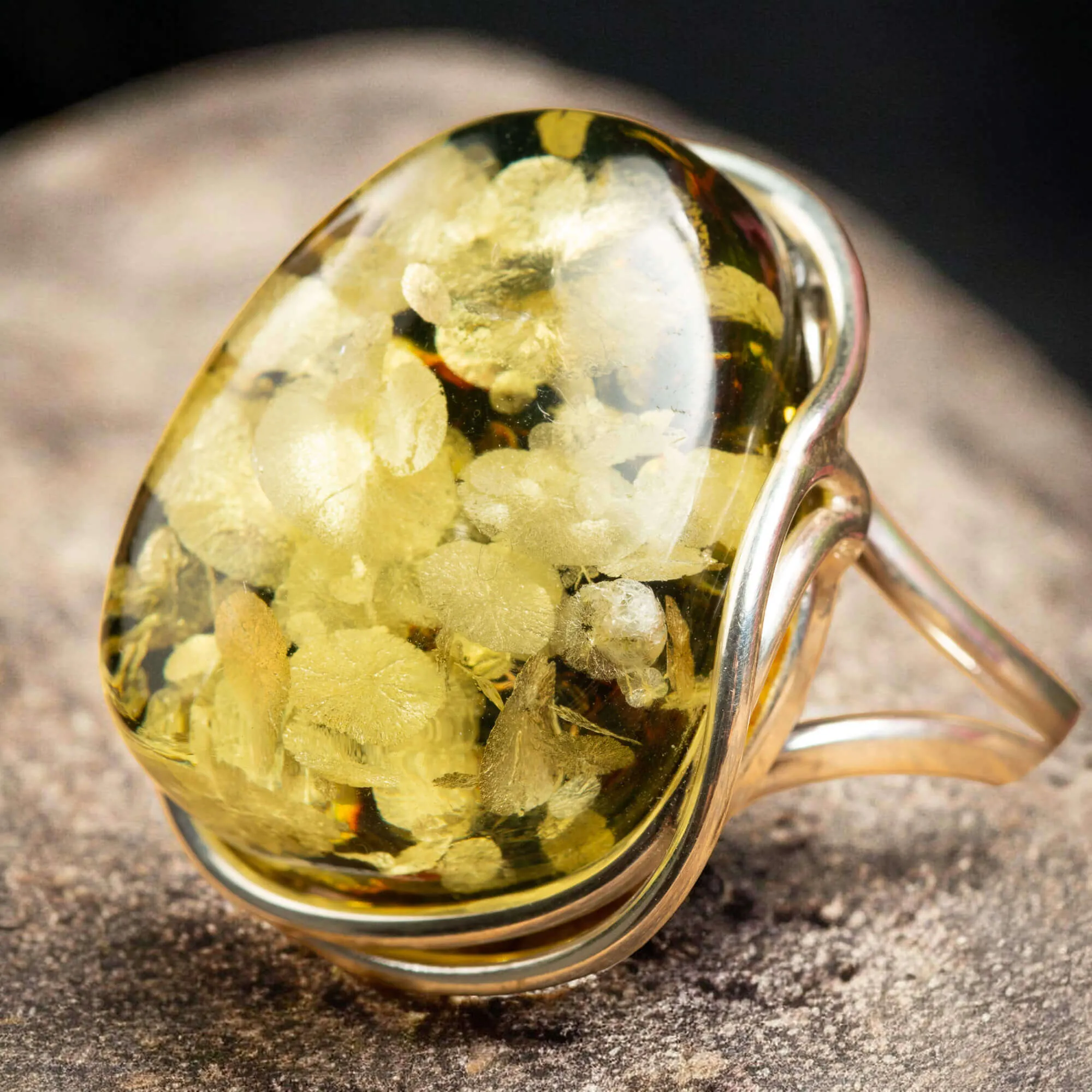 Anello in Argento con Ambra Verde del Baltico – Gioiello Raffinato e Pieno di Storia.