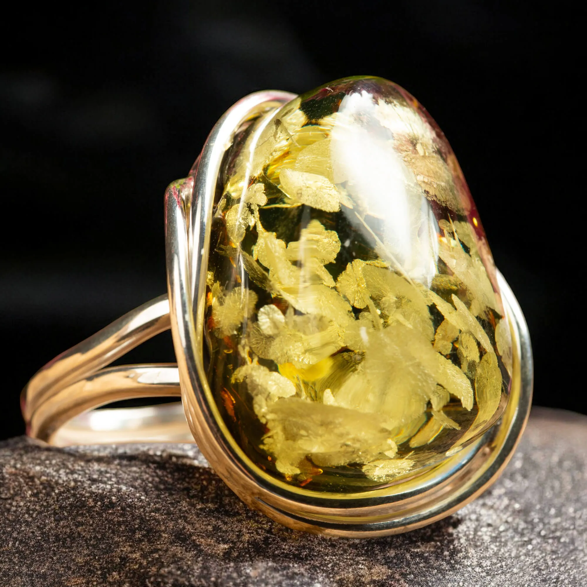Anello in Argento con Ambra Verde del Baltico – Gioiello Raffinato e Pieno di Storia.