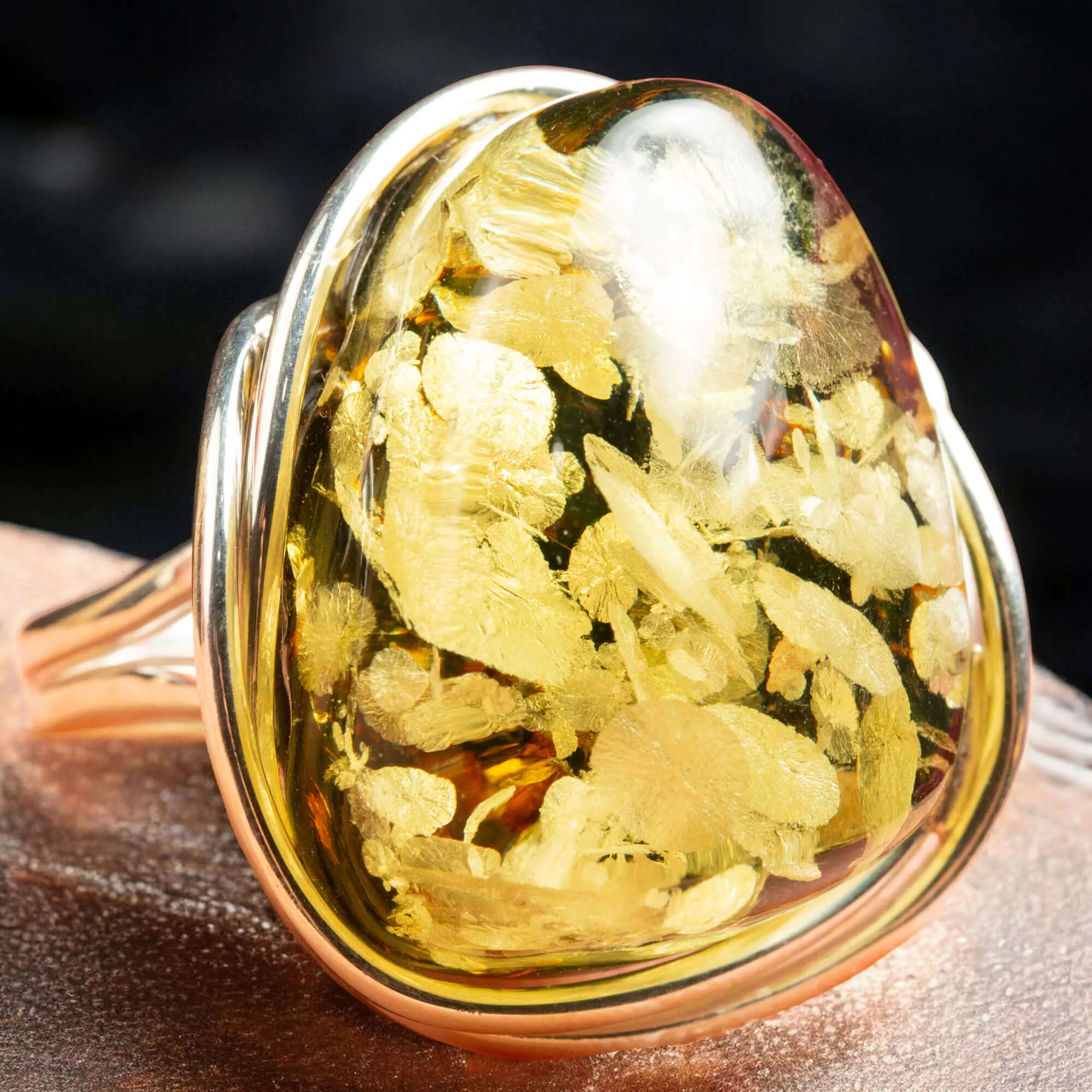 Anello in Argento con Ambra Verde del Baltico – Gioiello Raffinato e Pieno di Storia.