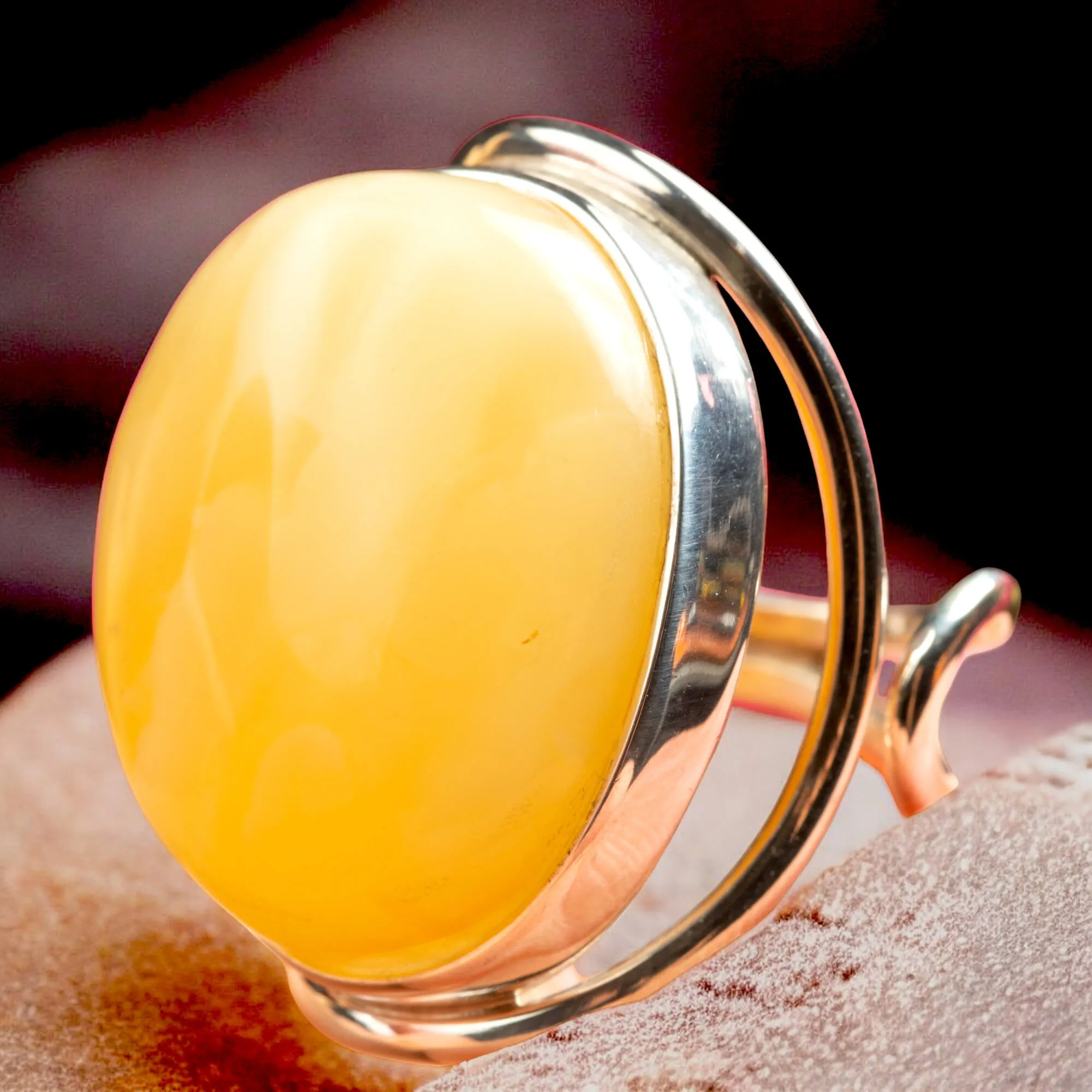 Anello in Argento con Ambra Gialla di Prima Scelta.