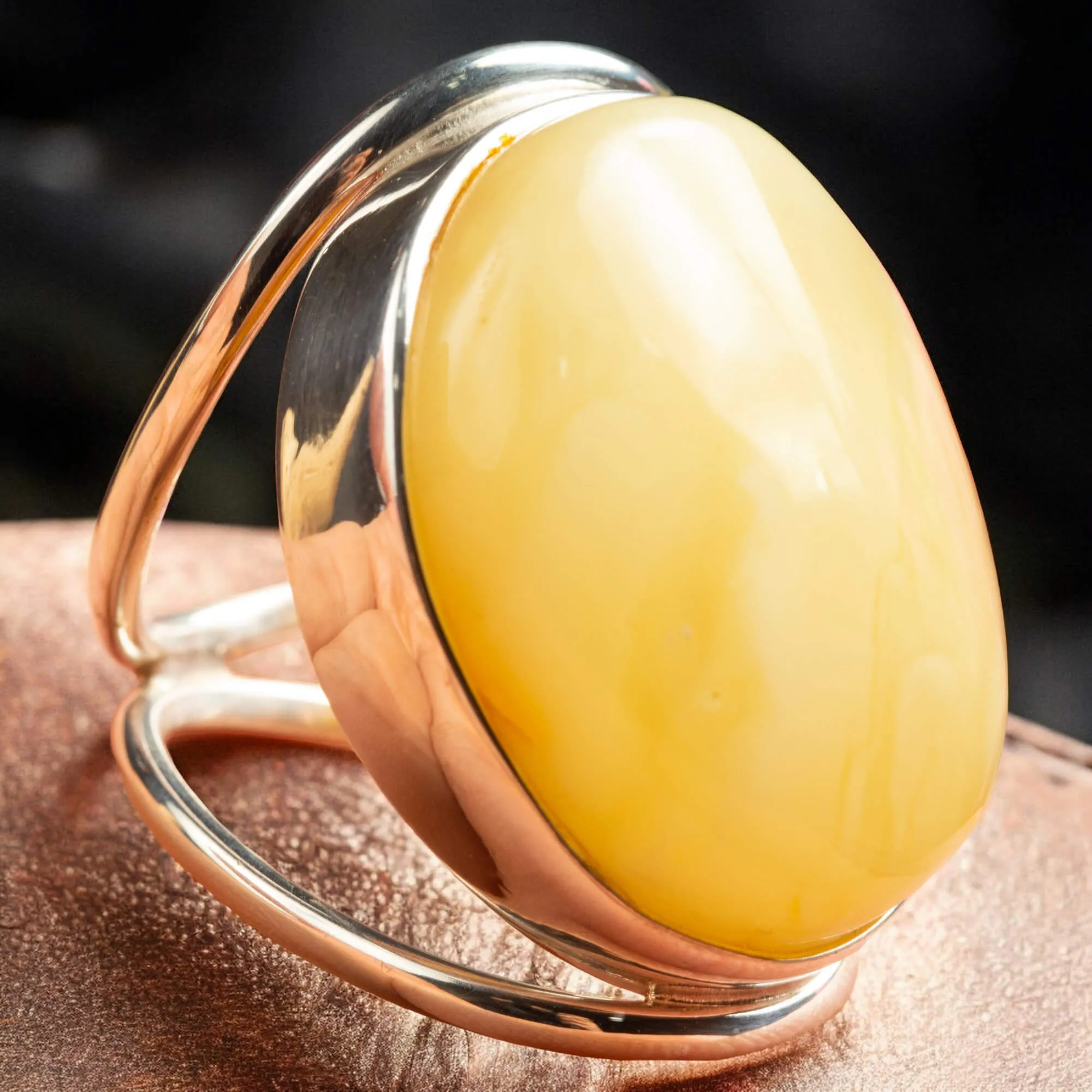 Anello in Argento con Ambra Gialla di Prima Scelta.