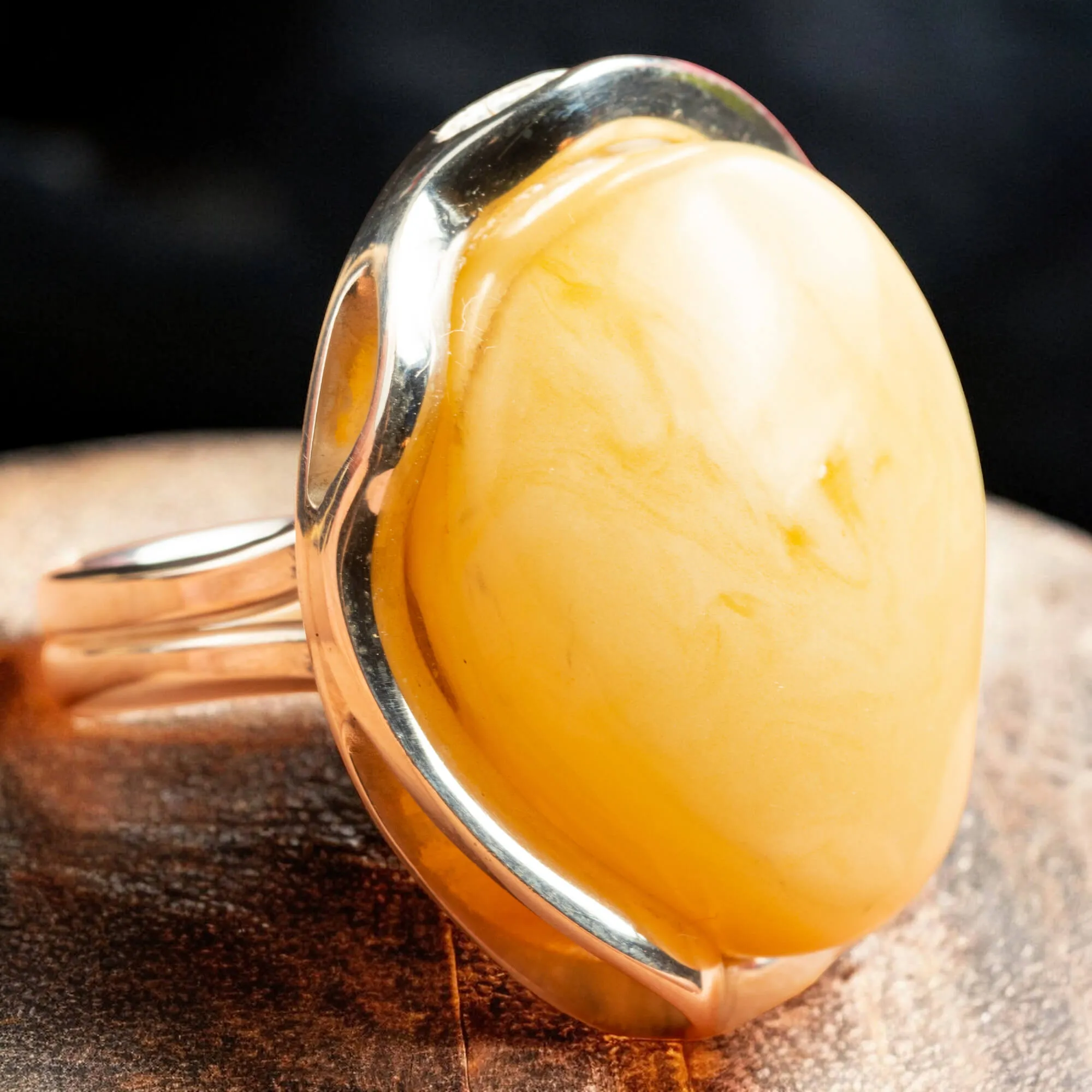 Anello in Argento con Ambra Gialla di Prima Scelta.