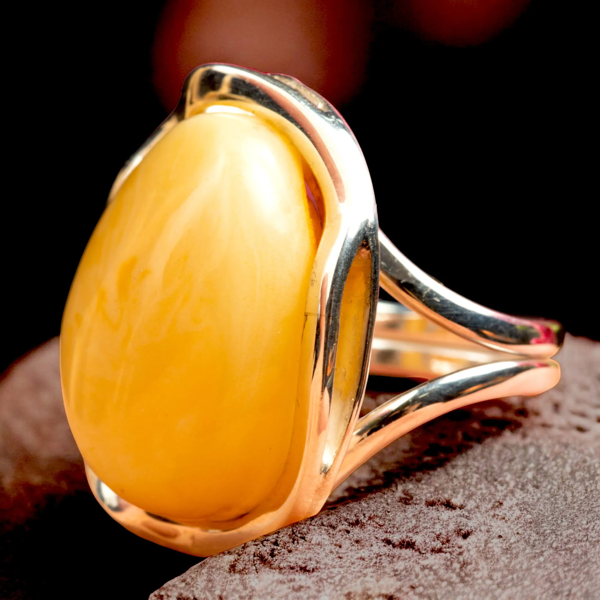 Anello in Argento con Ambra Gialla di Prima Scelta.