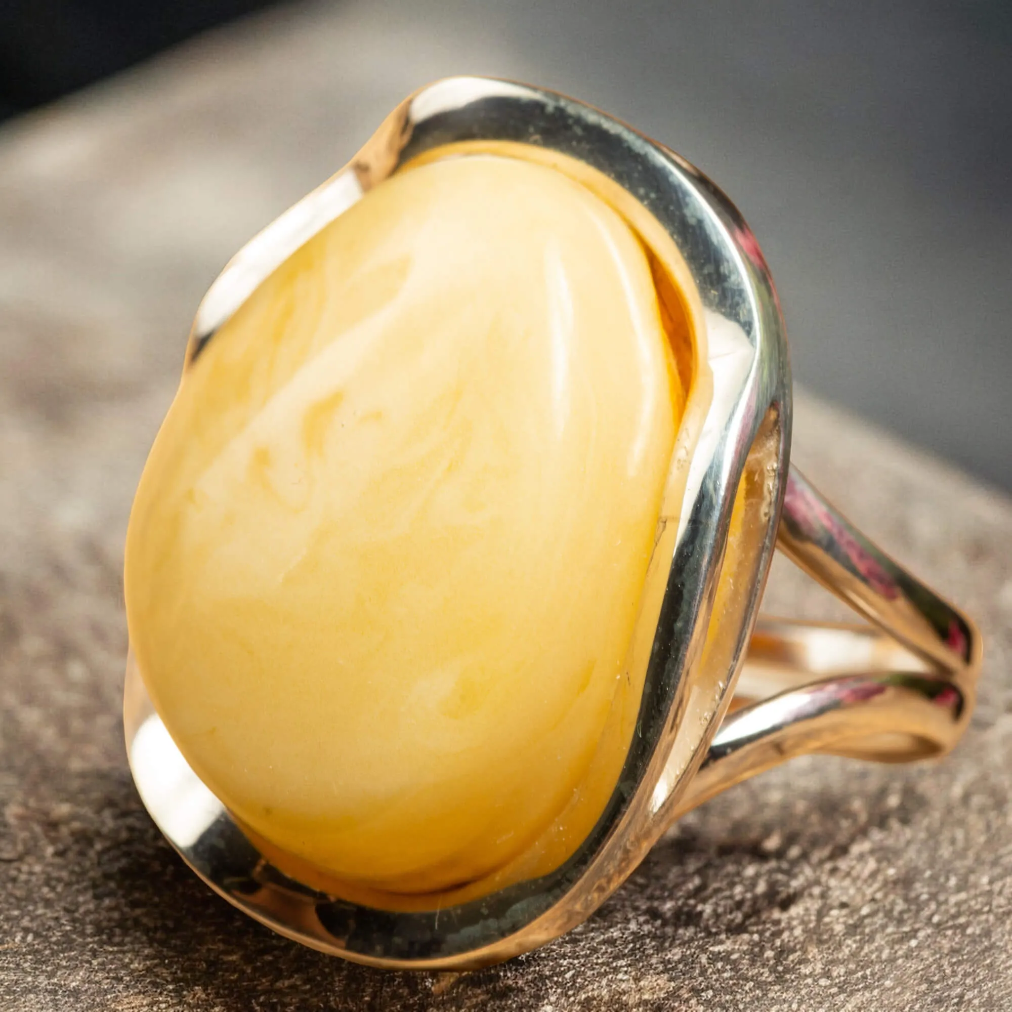 Anello in Argento con Ambra Gialla di Prima Scelta.