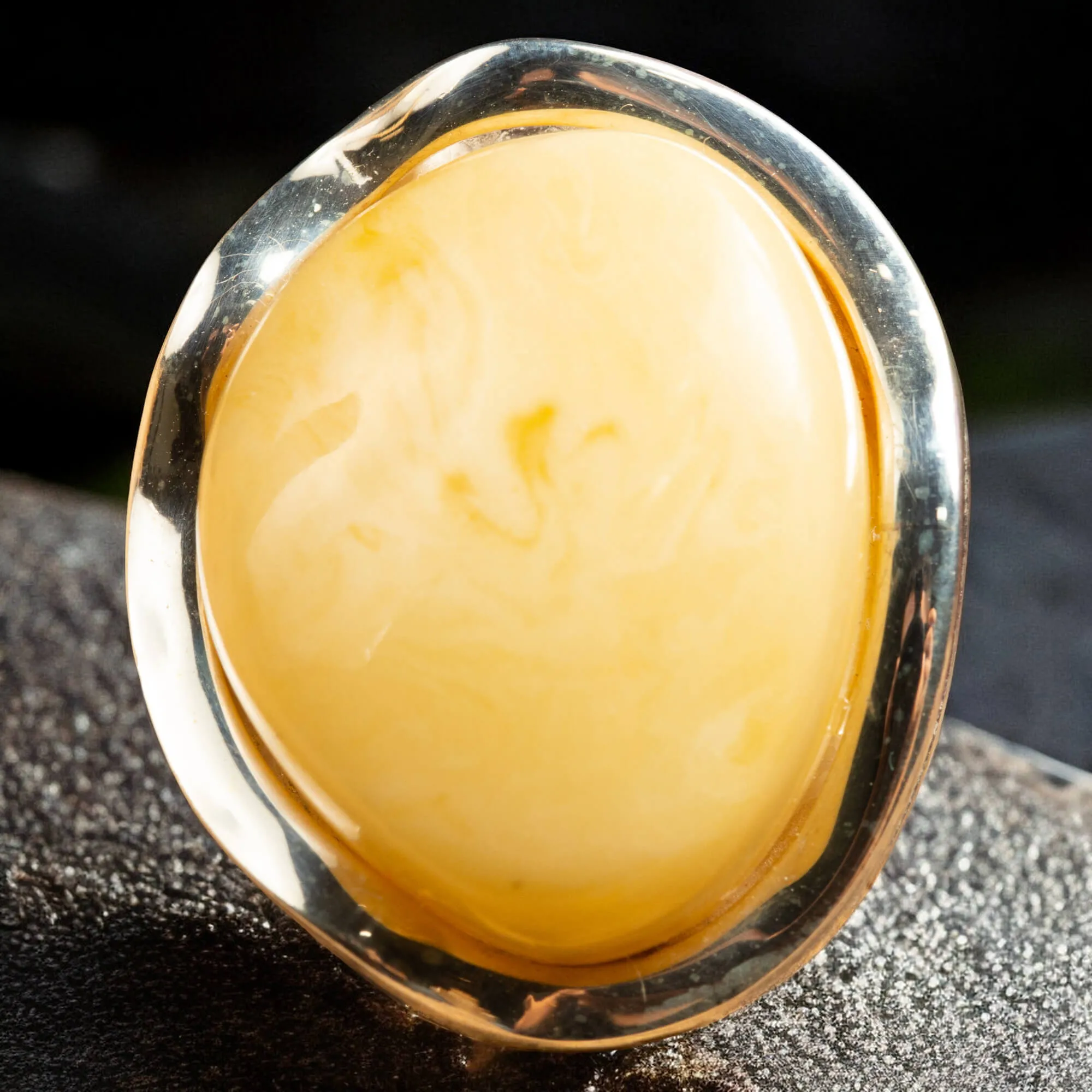 Anello in Argento con Ambra Gialla di Prima Scelta.