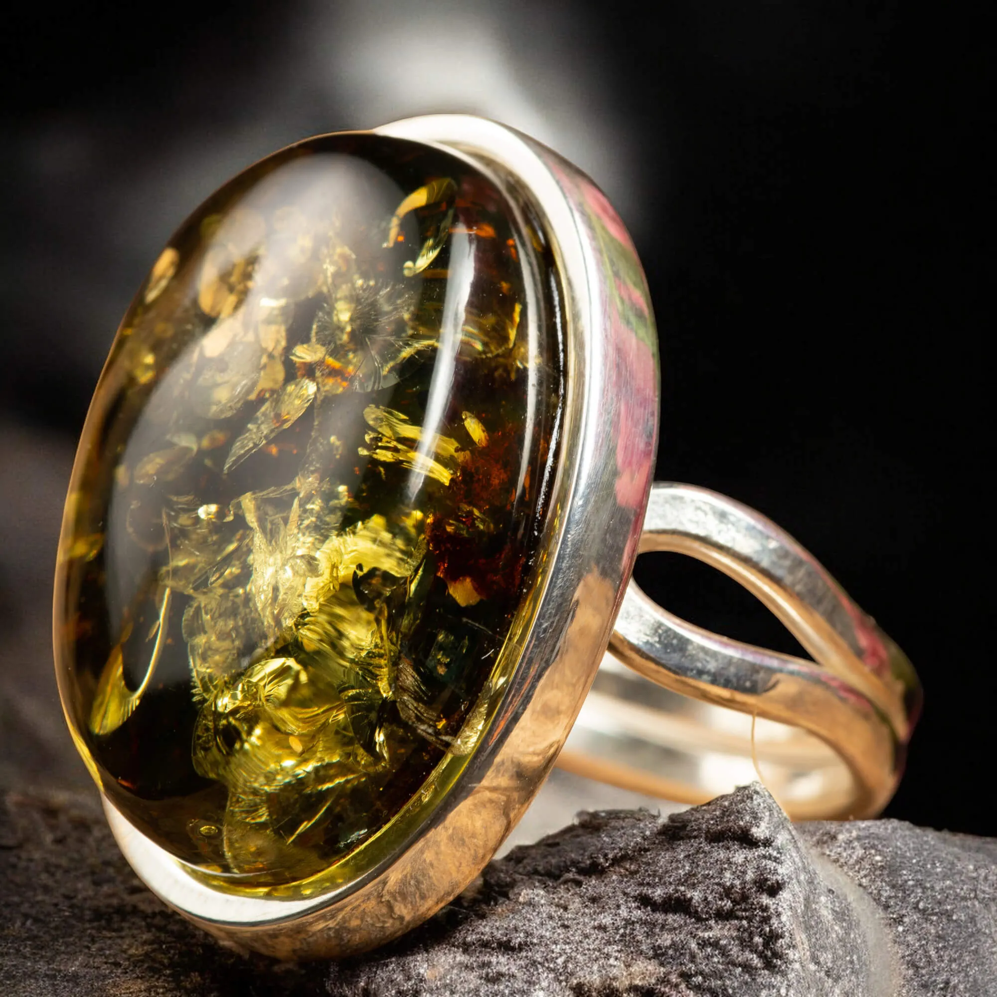 Anello in Argento con Ambra Verde del Baltico – Eleganza e Natura in Perfetta Armonia.