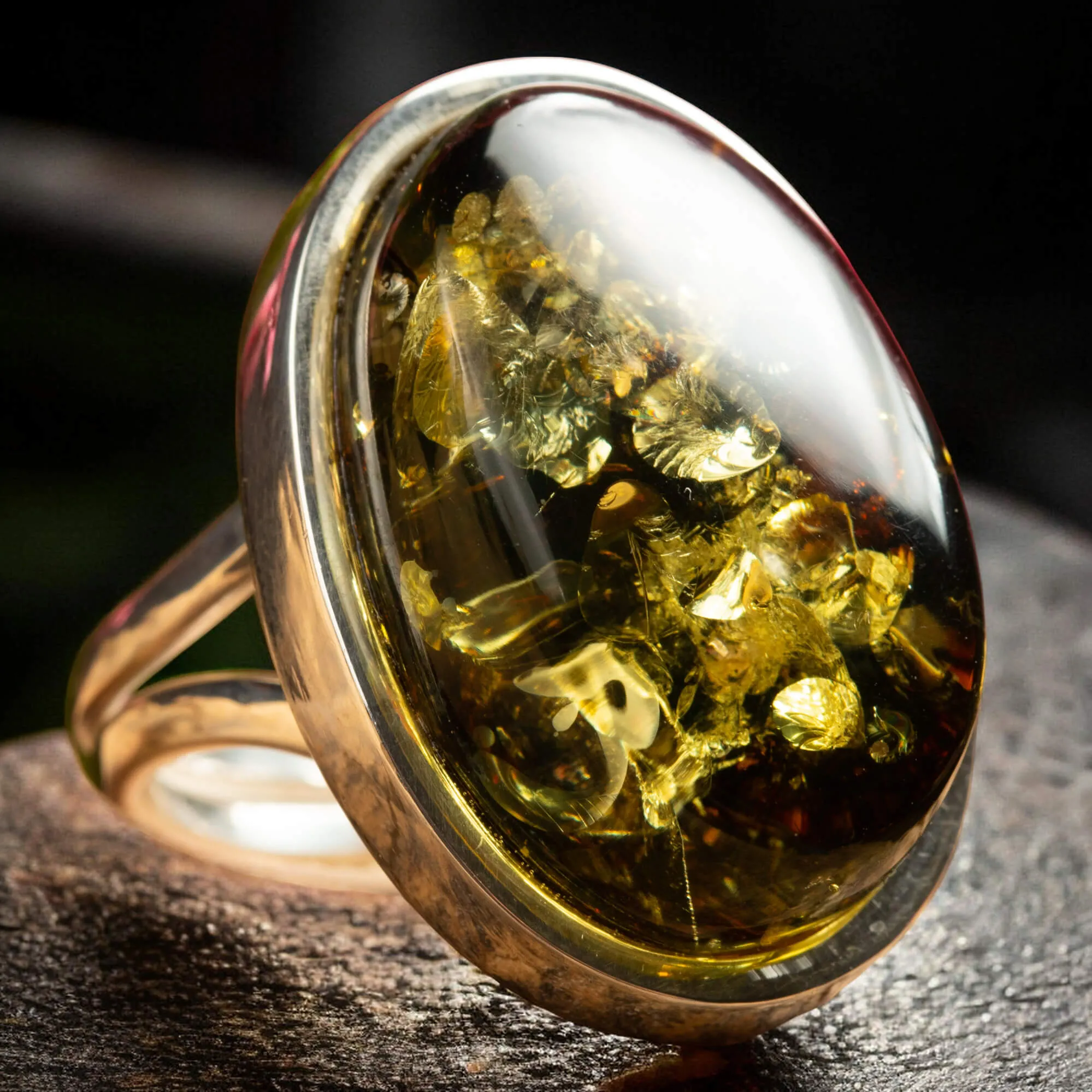 Anello con ambra naturale e argento - - l'arte della gioielleria made in Italy