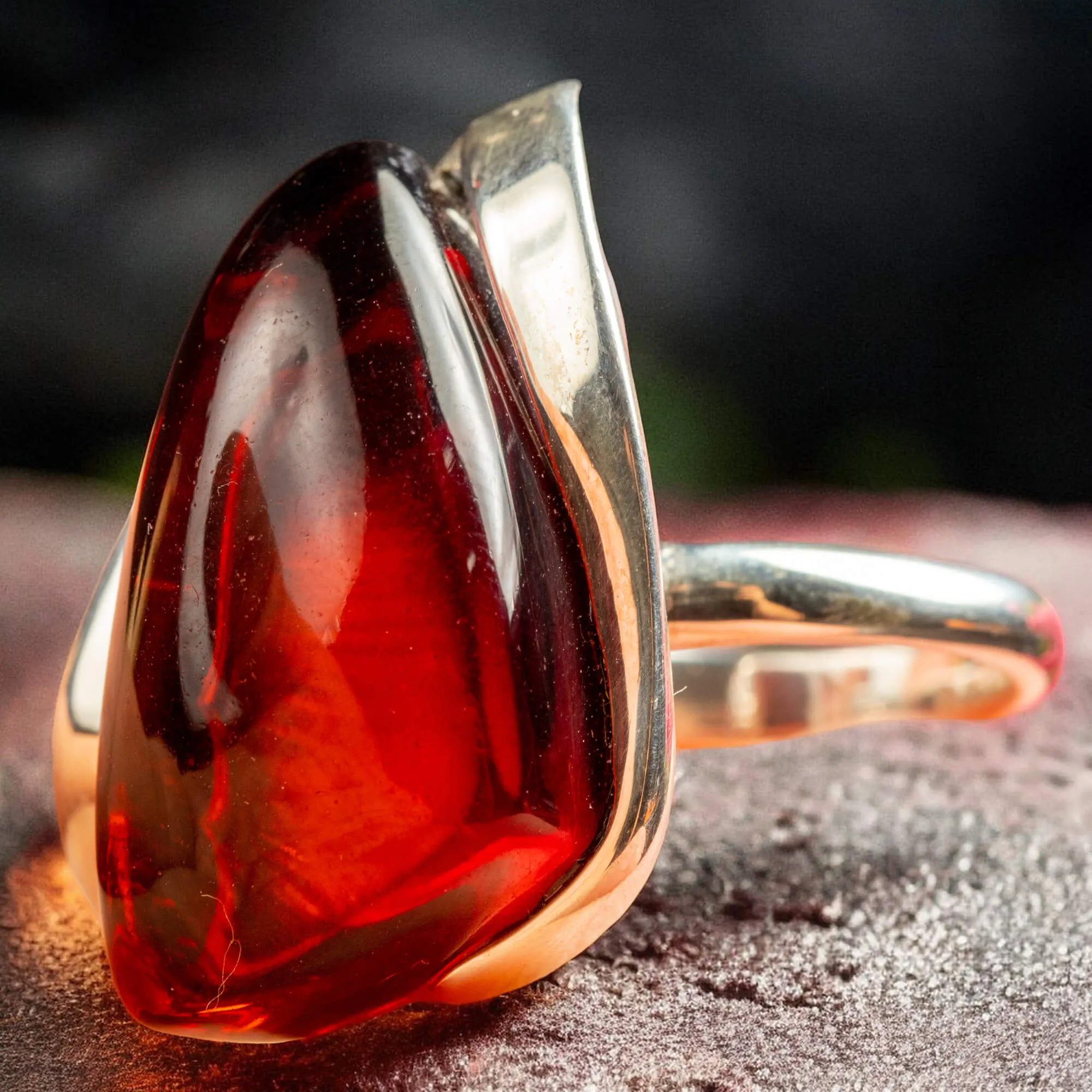 Anello in Argento con Ambra Cognac – Gioiello Semplice e Raffinato.