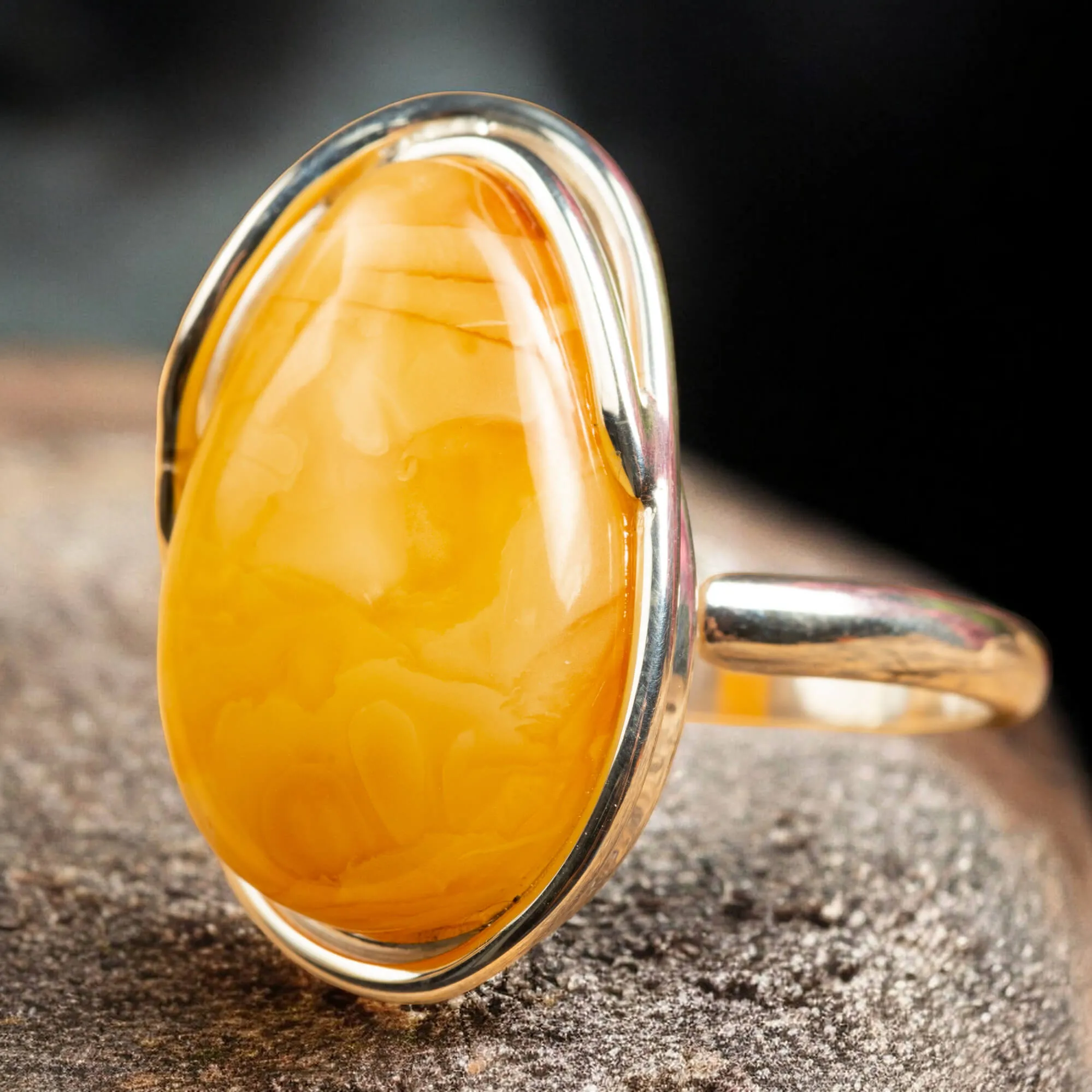 Anello in Argento con Gemma Gialla Intensa.
