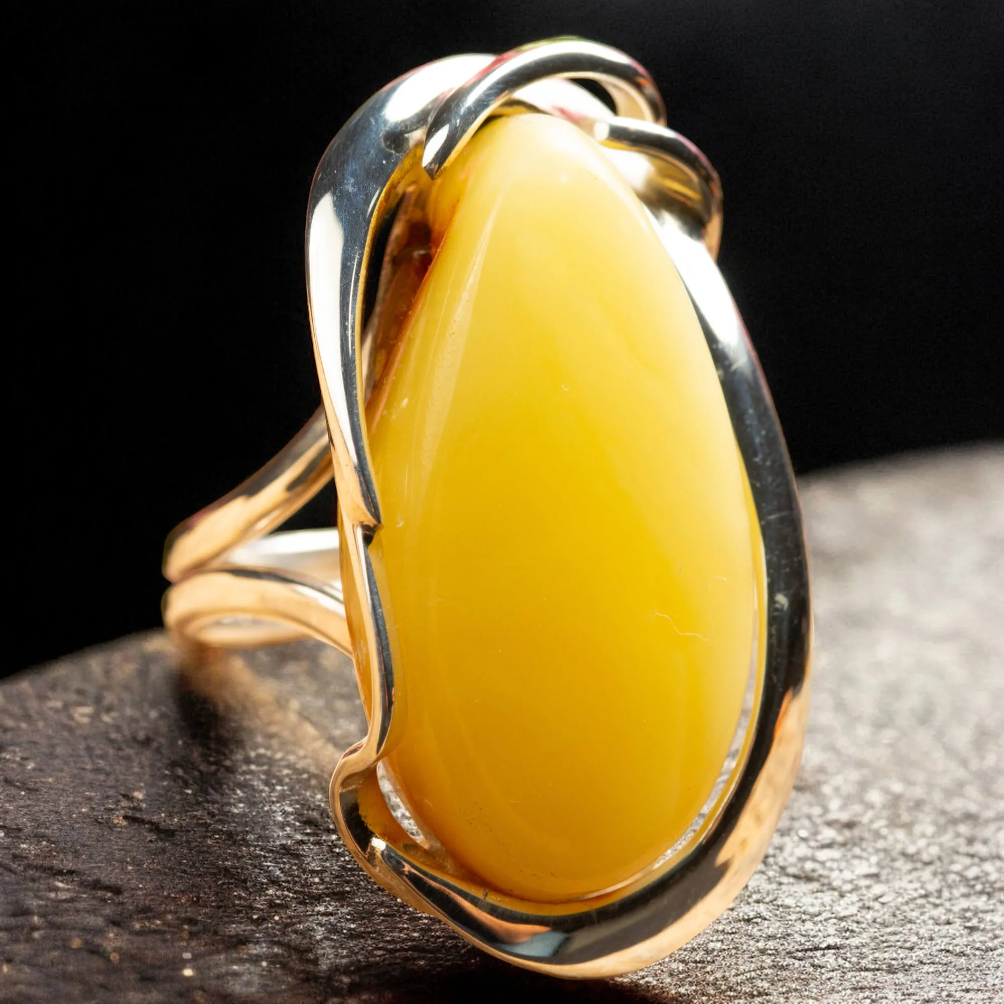 Anello Regolabile in Argento con Ambra Fossile del Mar Baltico.