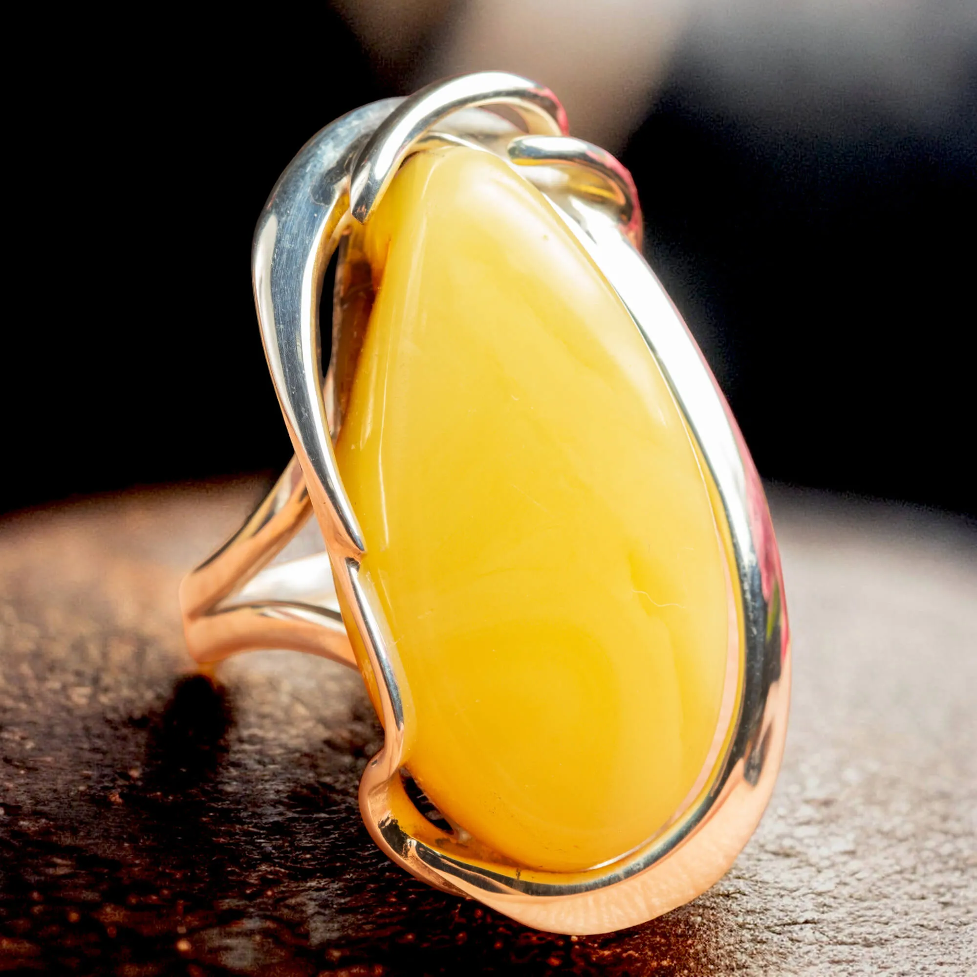 Anello Regolabile in Argento con Ambra Fossile del Mar Baltico.