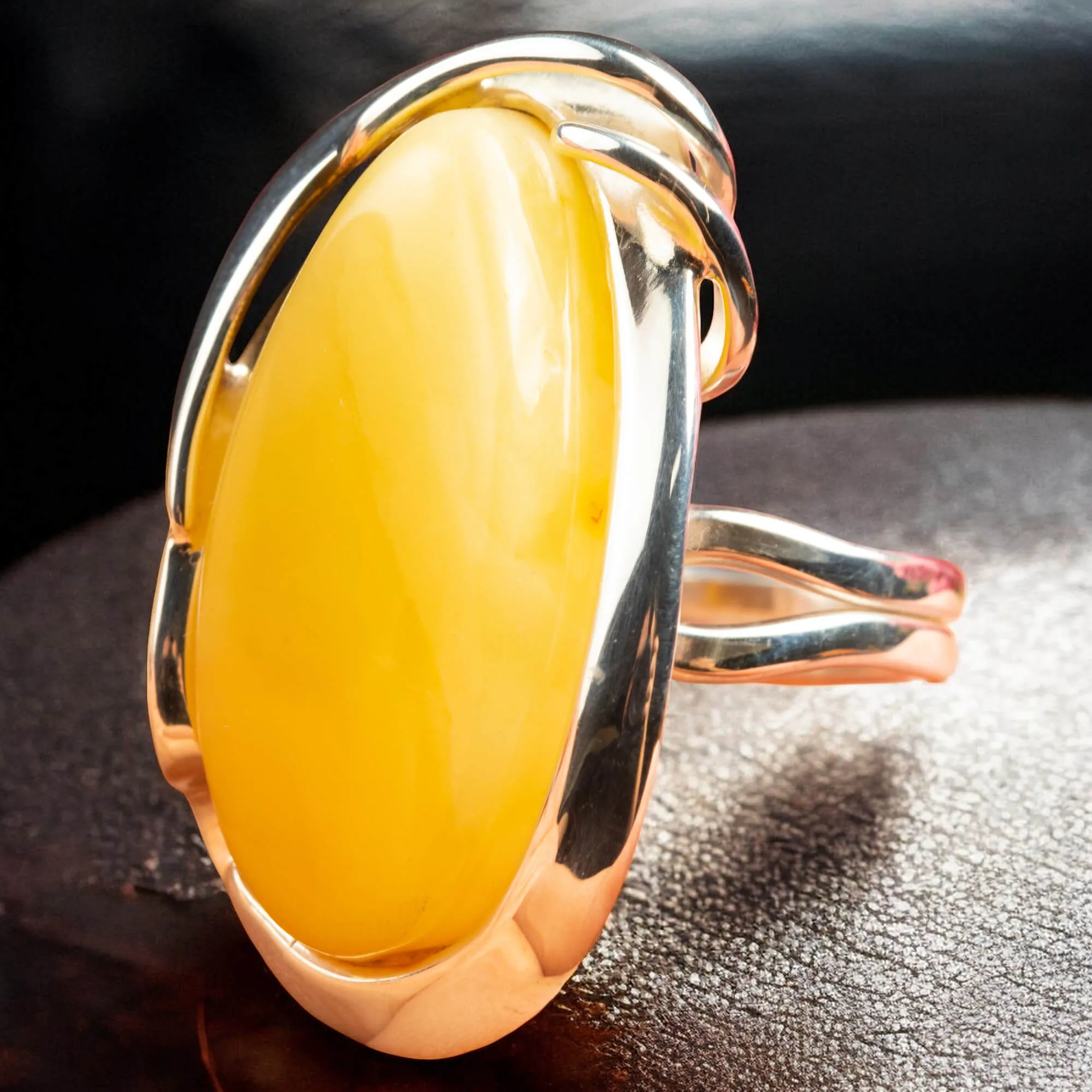 Anello Regolabile in Argento con Ambra Fossile del Mar Baltico.