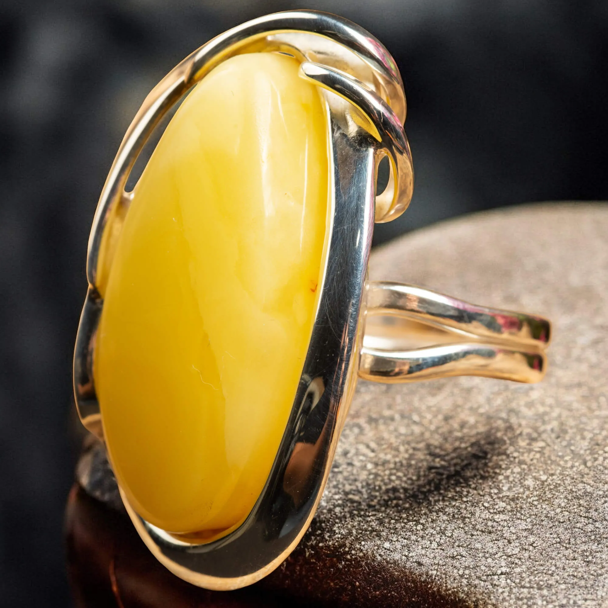 Anello Regolabile in Argento con Ambra Fossile del Mar Baltico.