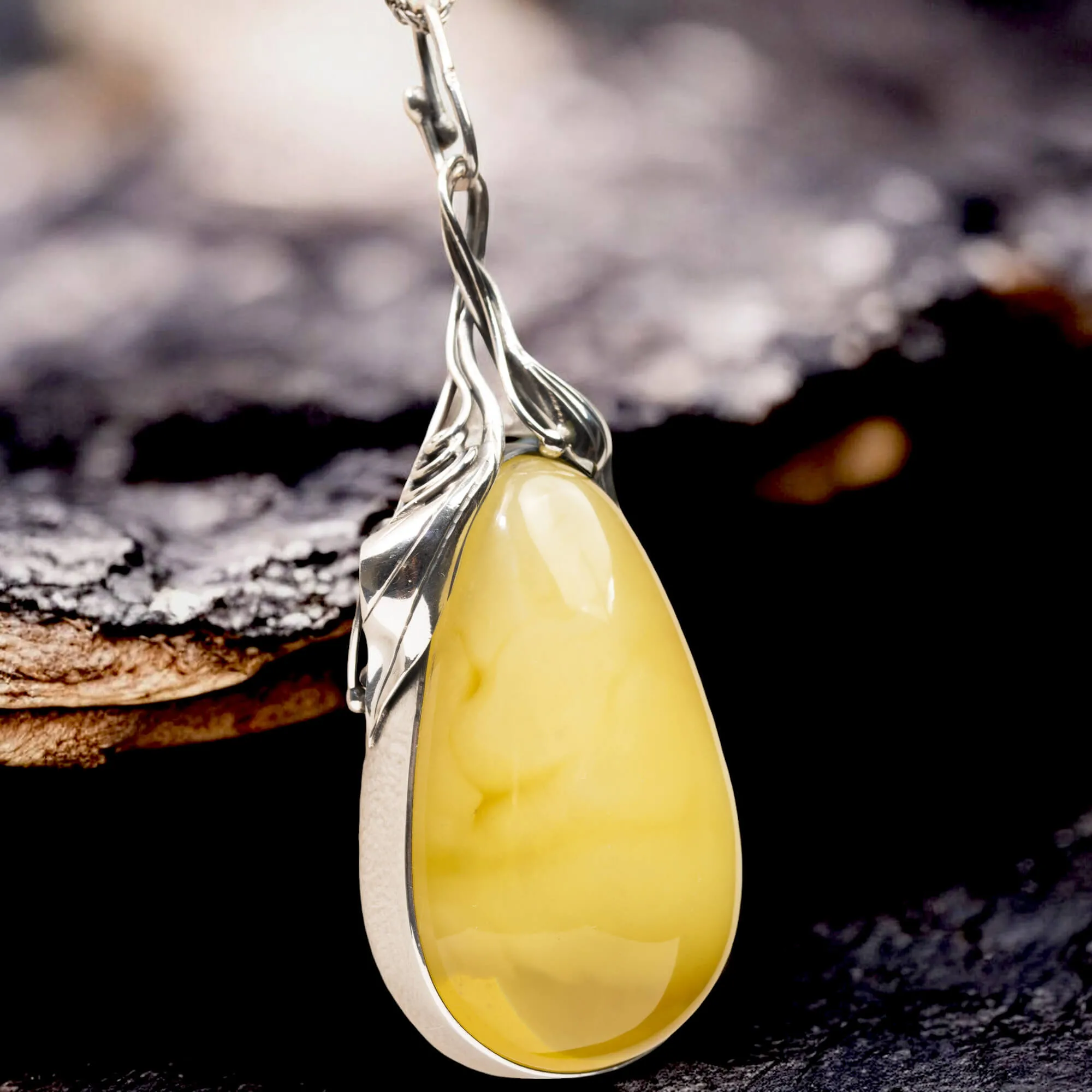 Ciondolo in Ambra Giallo Miele con Finiture in Argento a Motivi Floreali.