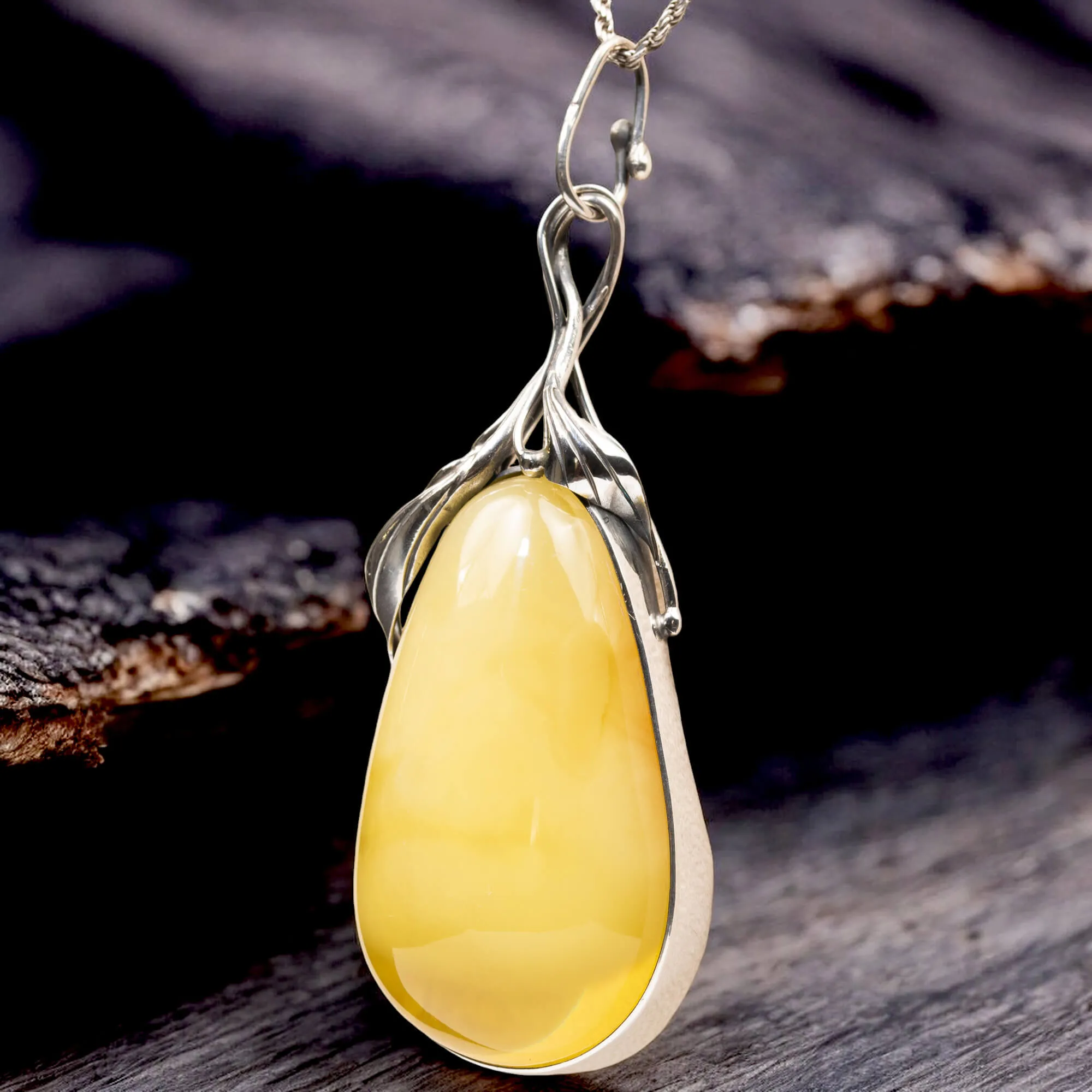 Ciondolo in Ambra Giallo Miele con Finiture in Argento a Motivi Floreali.